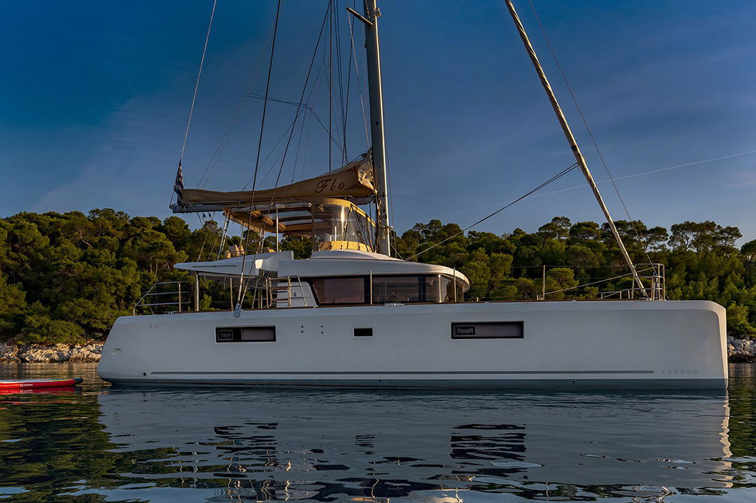 Flo_850_9603ps cc g 72dpi.jpg of charter Catamaran Flo, a Lagoon 52