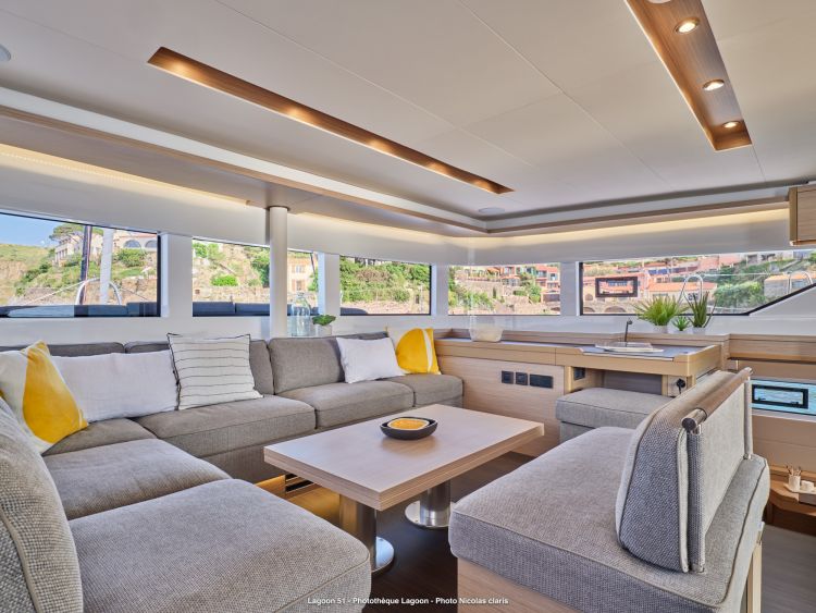 Jewel_l51-carre-cockpit-ncf2452-c1-web.jpg of charter Catamaran Jewel, a Lagoon 51