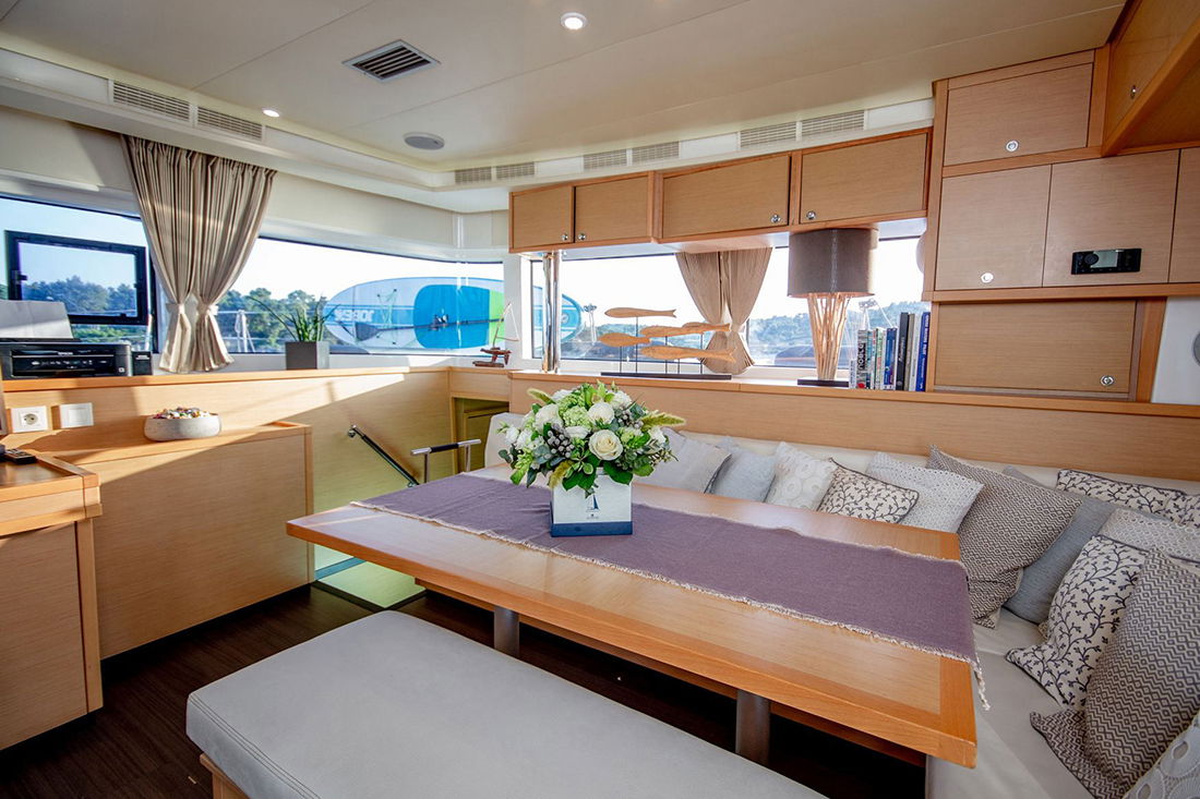 Lucky_Clover_YACHTING 2021_LuckyClover-kitchen-livingroom_web_5052.jpg of charter Catamaran Lucky Clover, a Lagoon 52