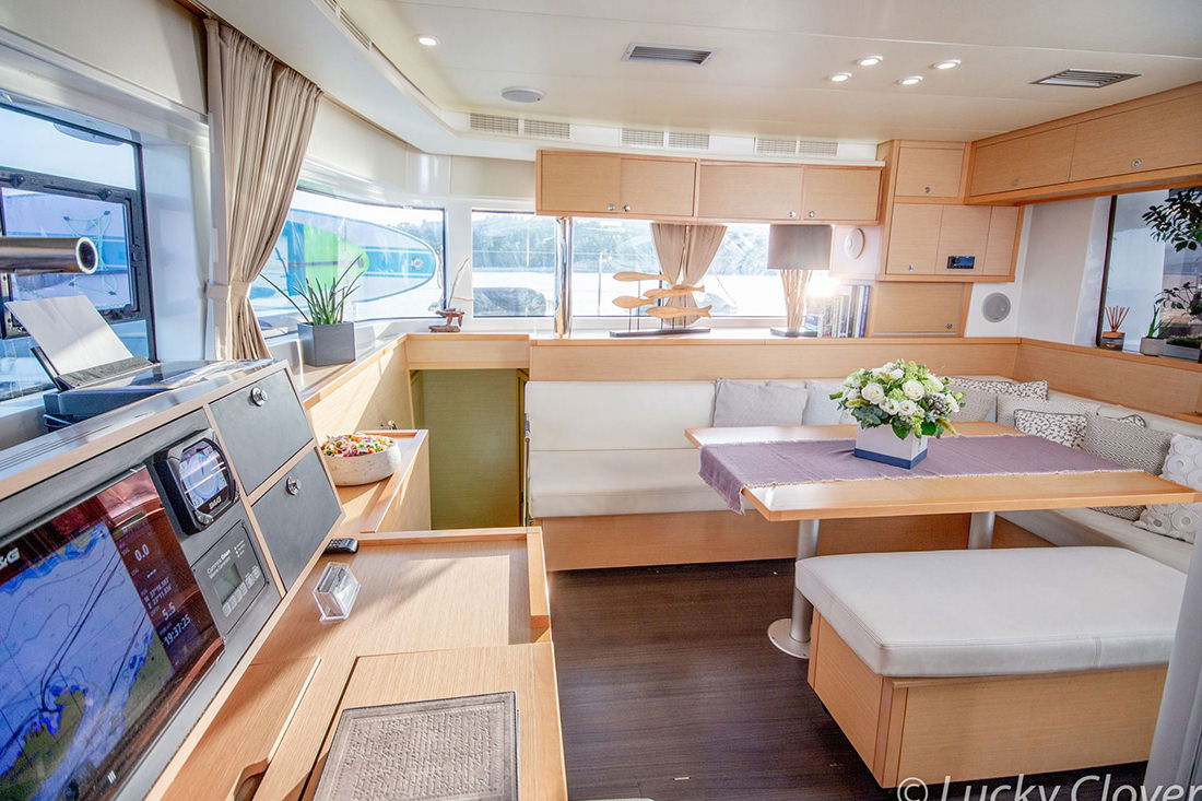 Lucky_Clover_YACHTING 2021_LuckyClover-kitchen-livingroom_web_5075.jpg of charter Catamaran Lucky Clover, a Lagoon 52