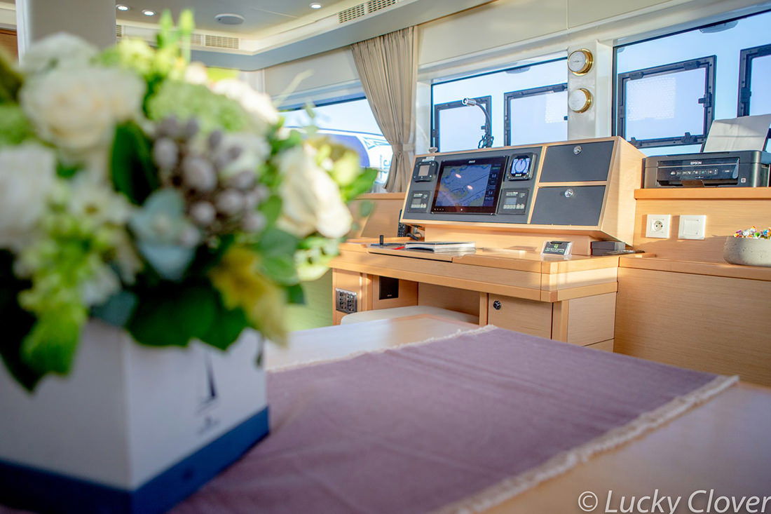 Lucky_Clover_YACHTING 2021_LuckyClover-kitchen-livingroom_web_5123.jpg of charter Catamaran Lucky Clover, a Lagoon 52