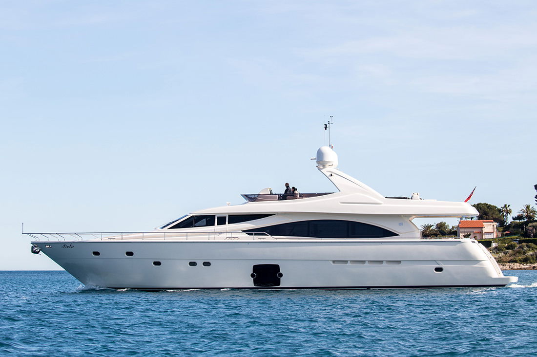 Ferretti 830
