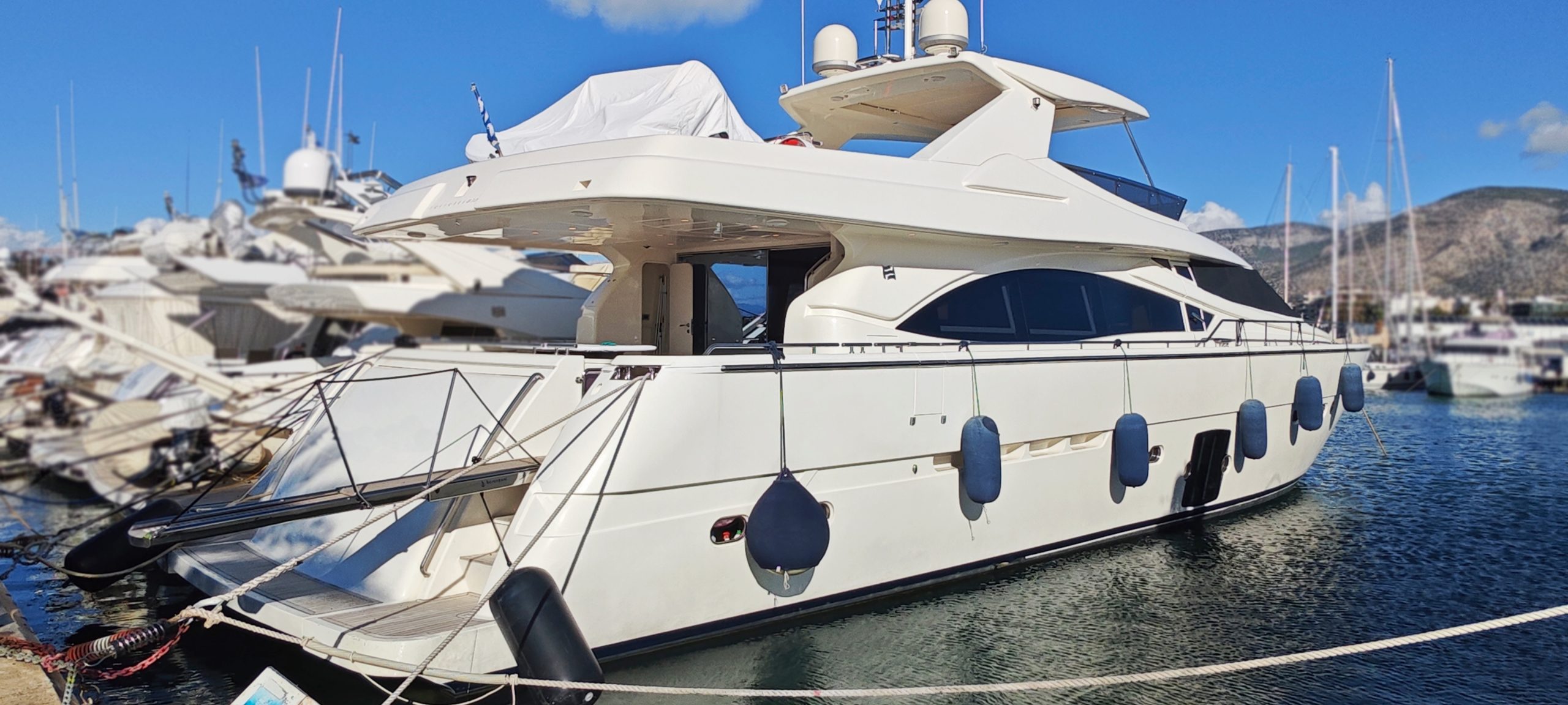 Ferretti 830