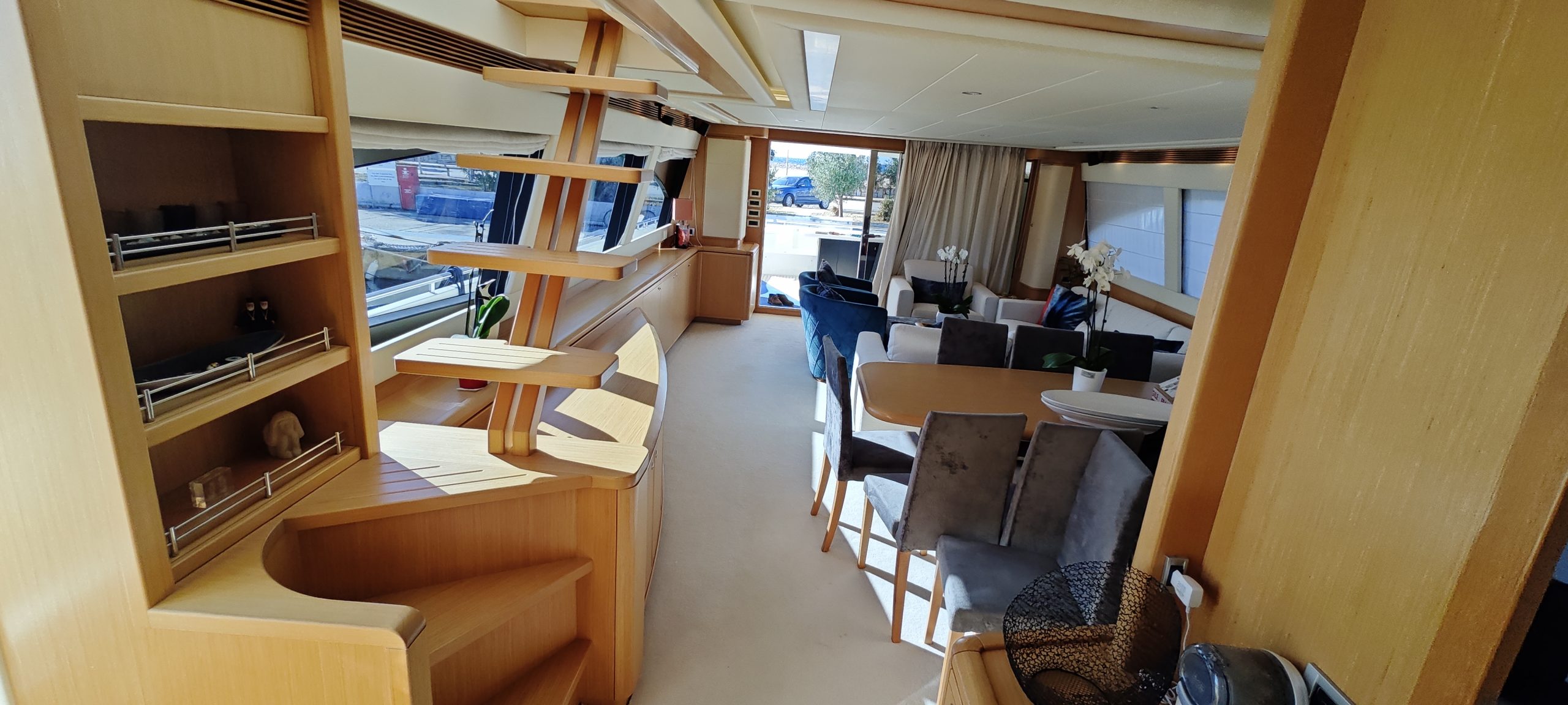 Ferretti 830