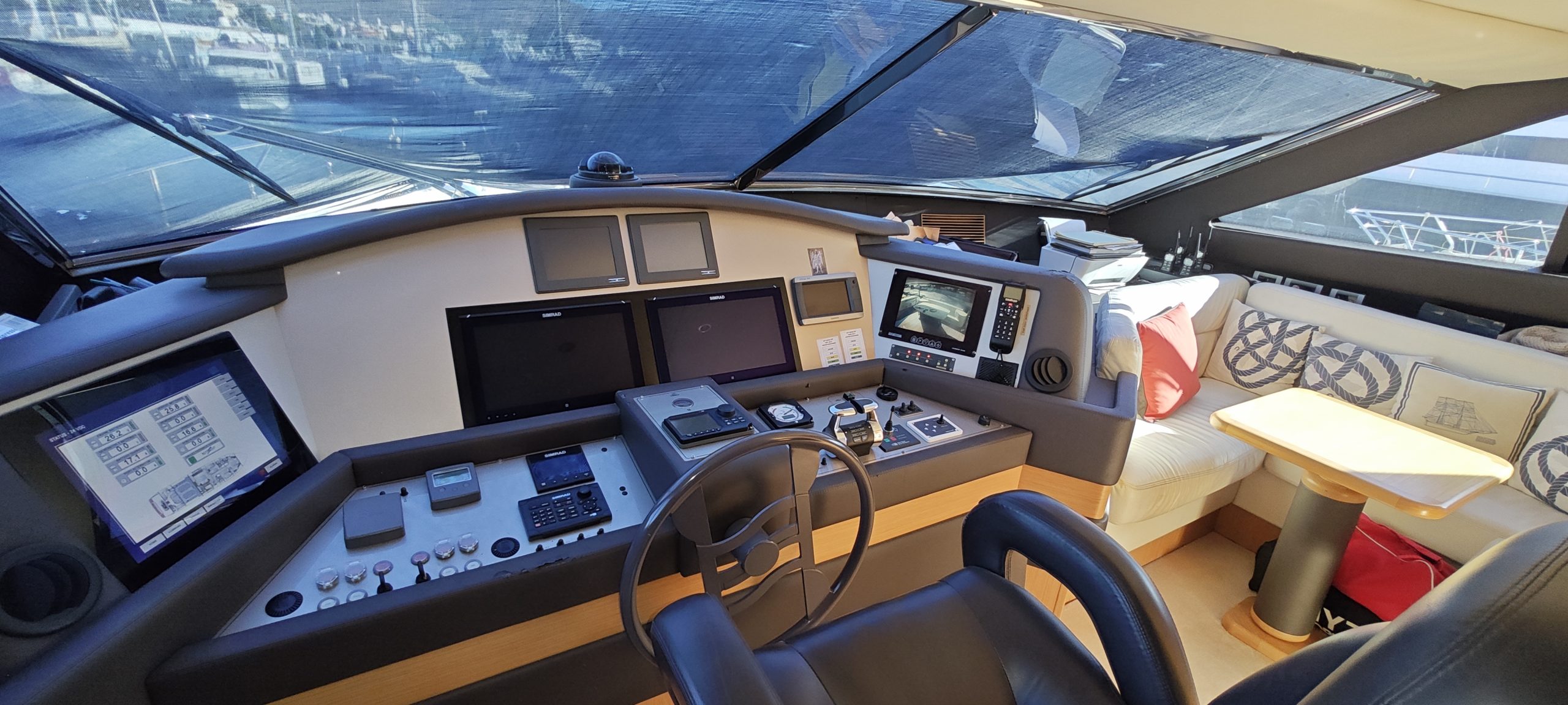 Ferretti 830