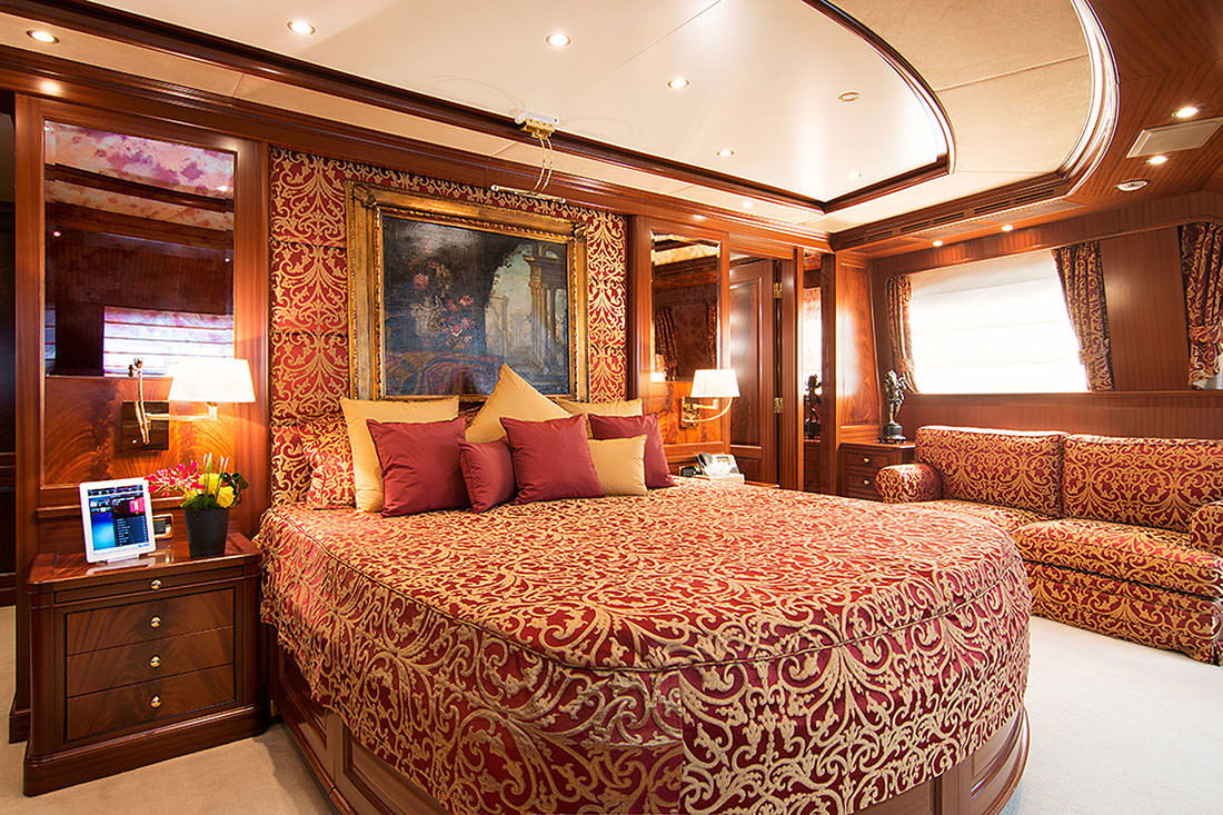 Benetti Classic 121