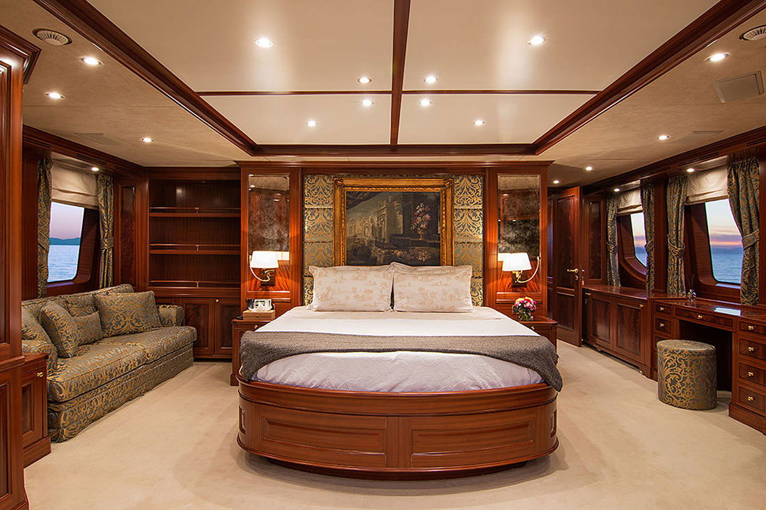 Benetti Classic 121