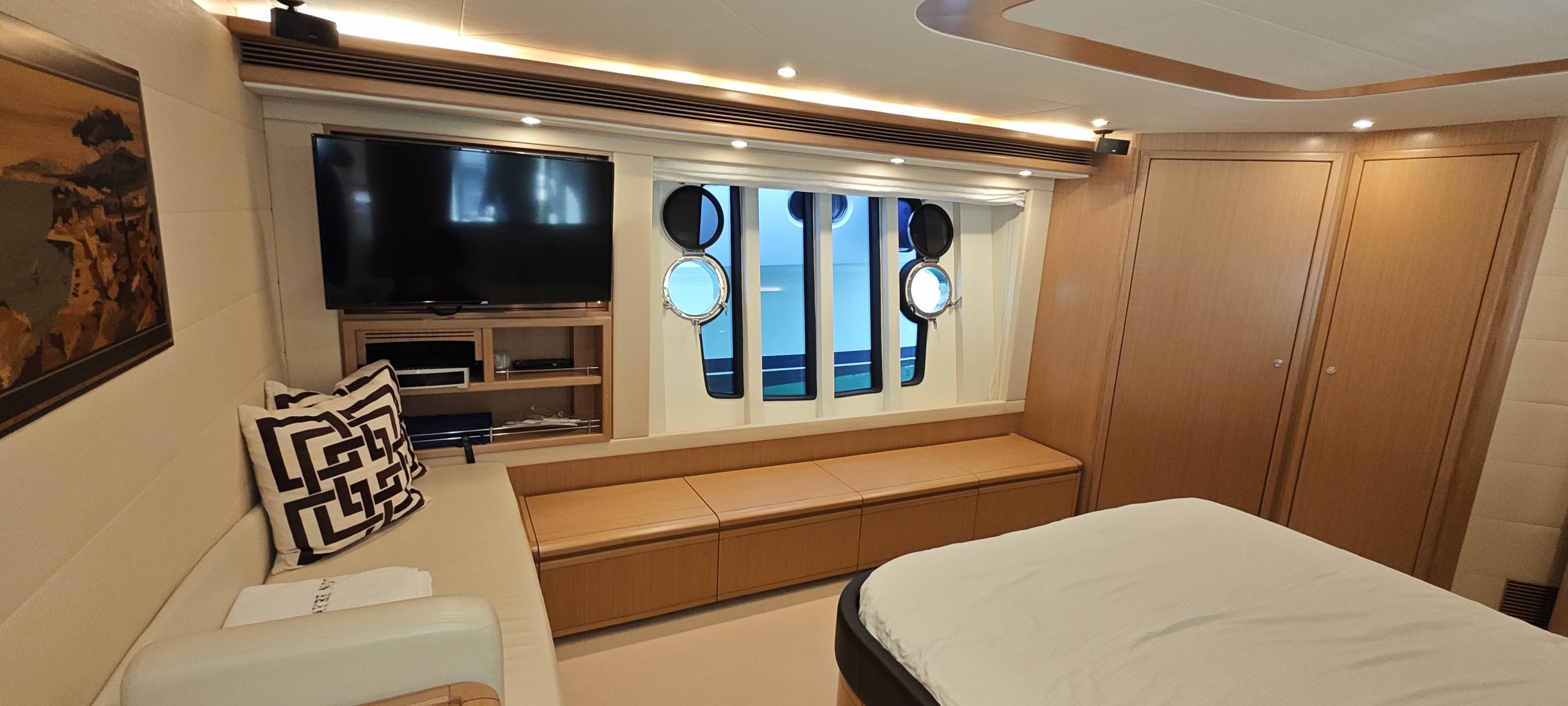 Ferretti 830