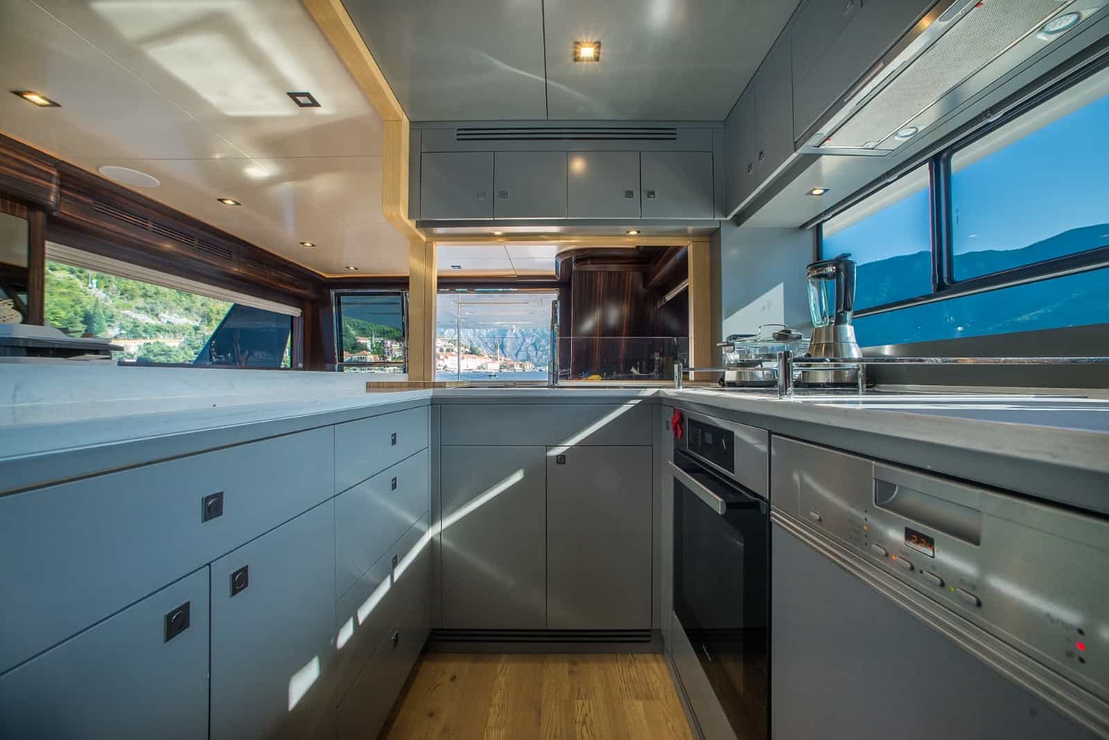 Sirena Marine Yachts 64