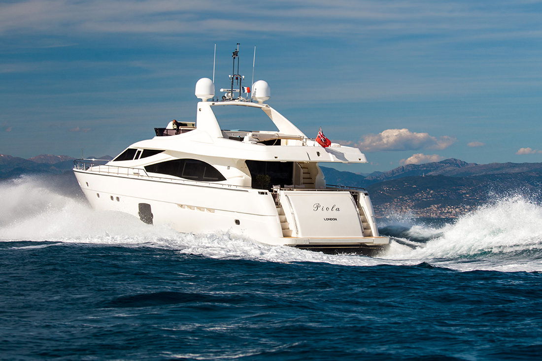 Ferretti 830