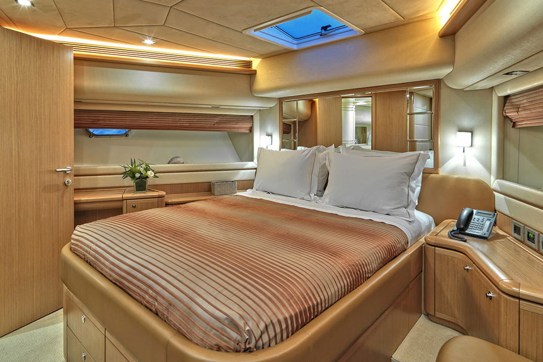 Ferretti 830