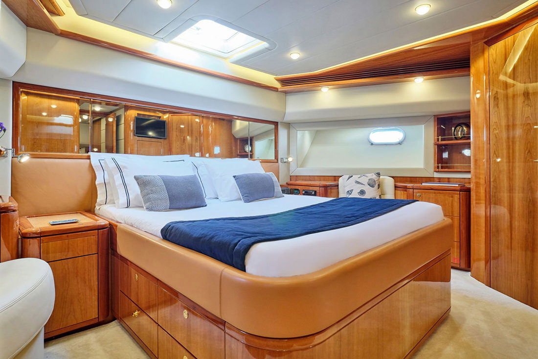 Ferretti 880