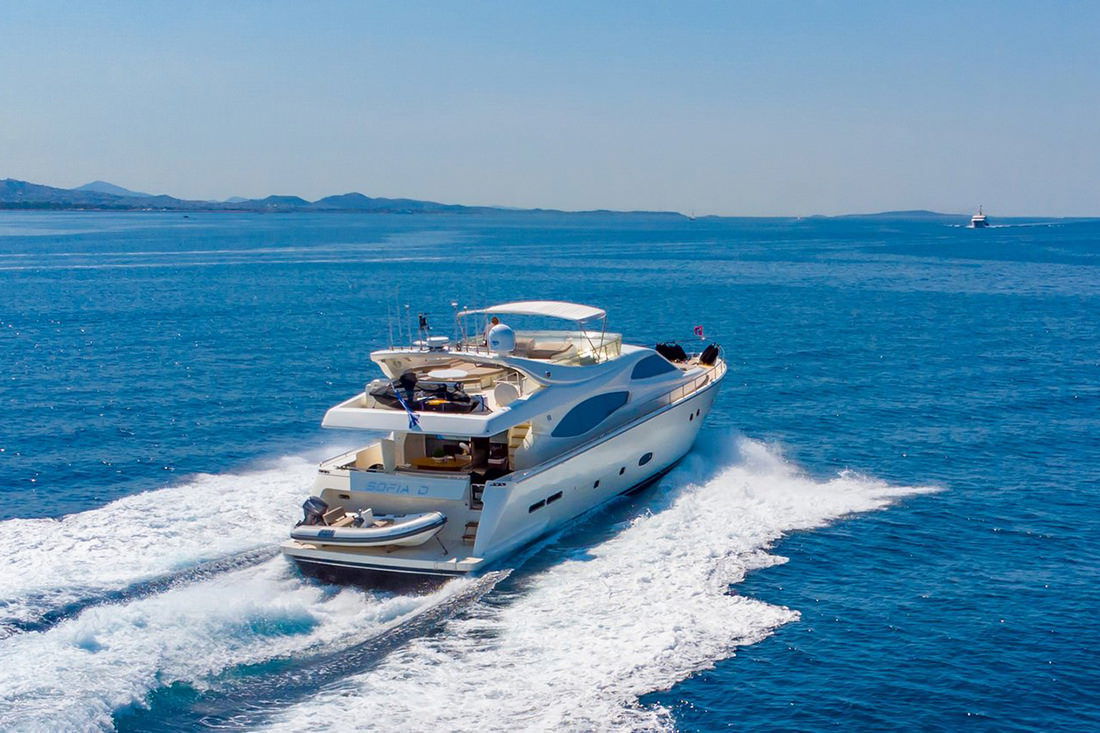 Ferretti 76