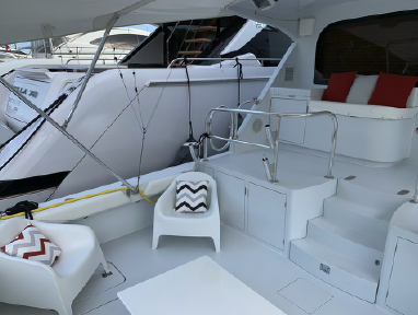 Hatteras 70 Enclosed Bridge