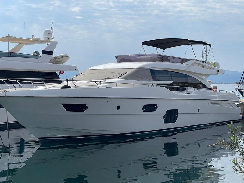 Ferretti 690