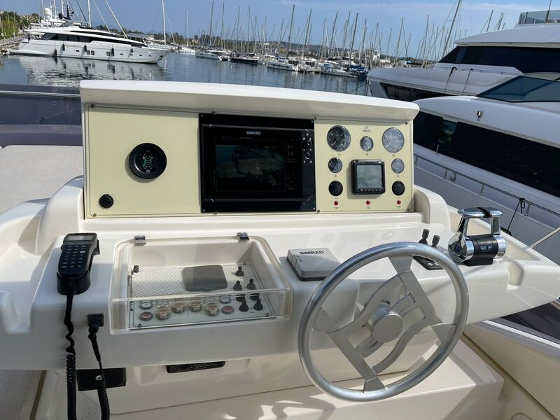 Ferretti 690