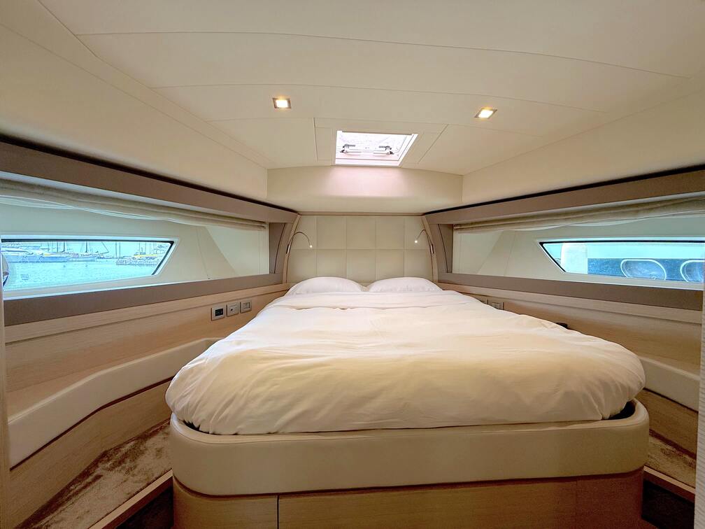 Ferretti 690