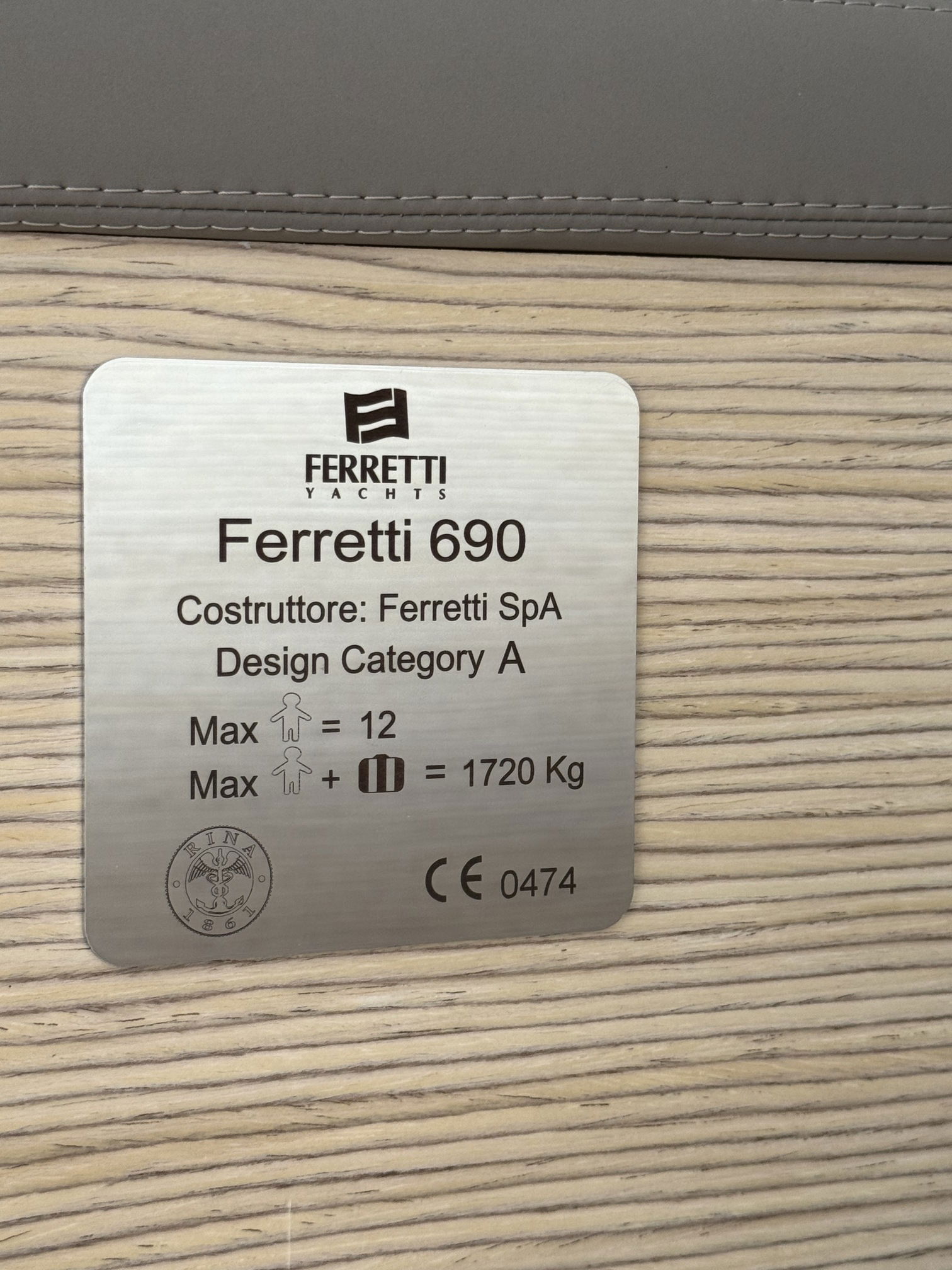 Ferretti 690