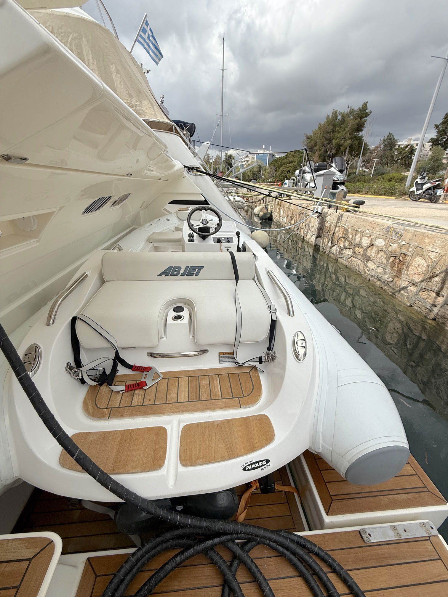 Ferretti 690