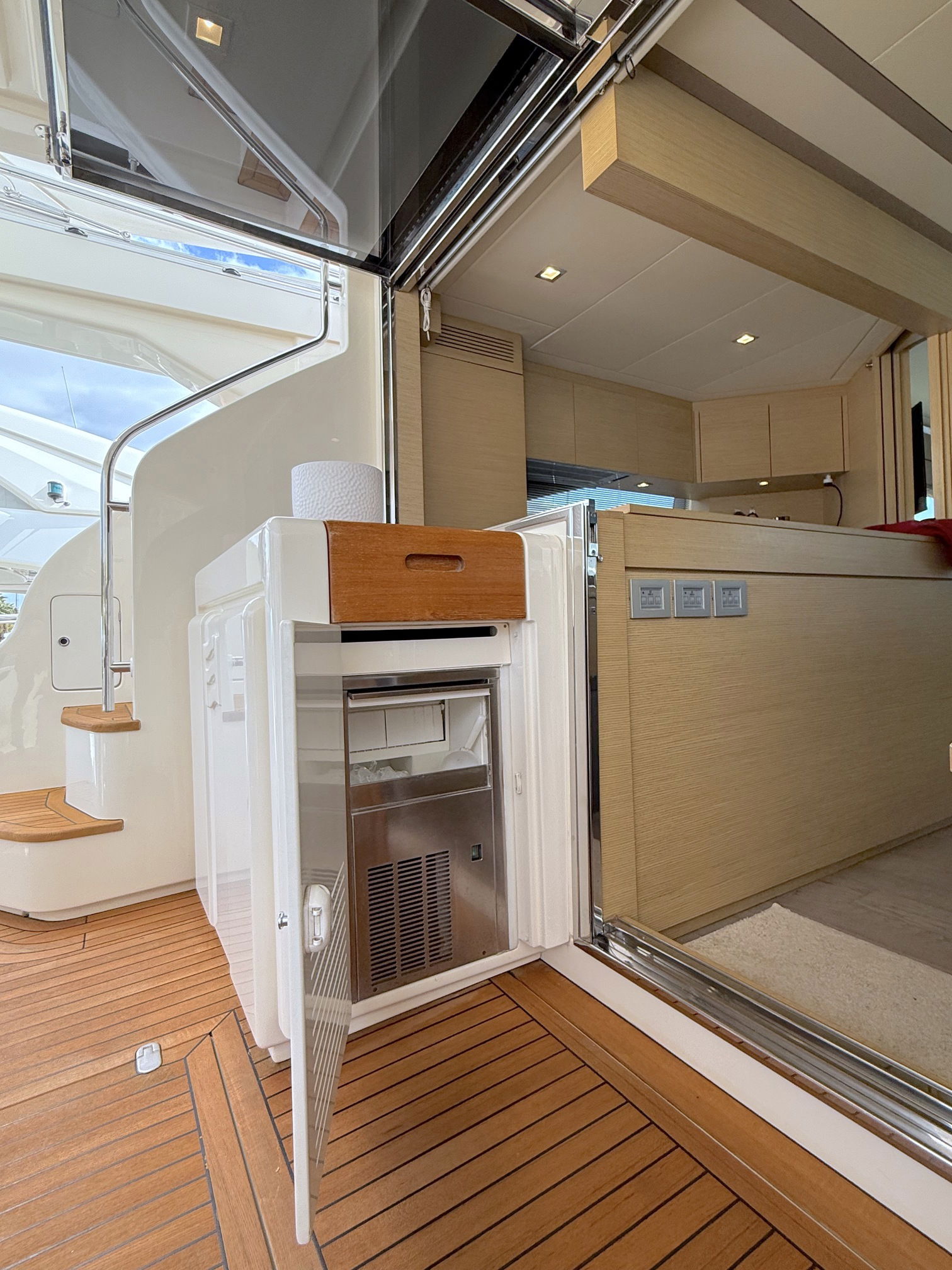 Ferretti 690