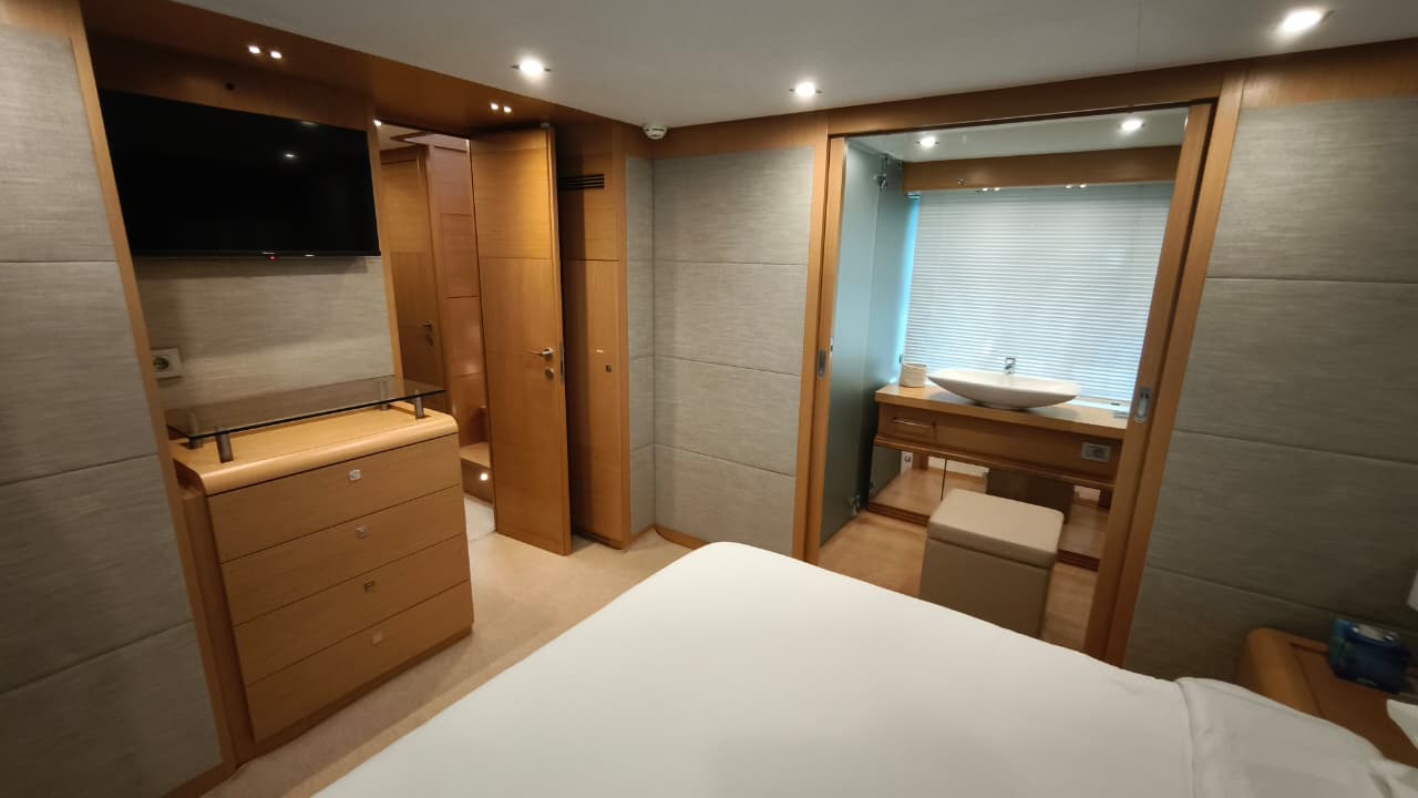 Ferretti 800