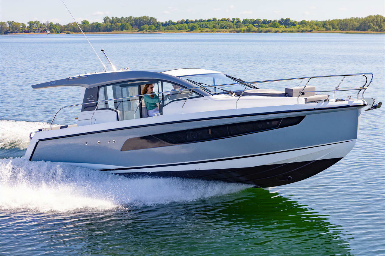 Sealine C335
