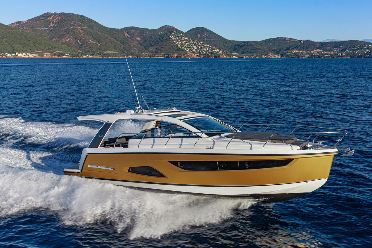 Sealine S390