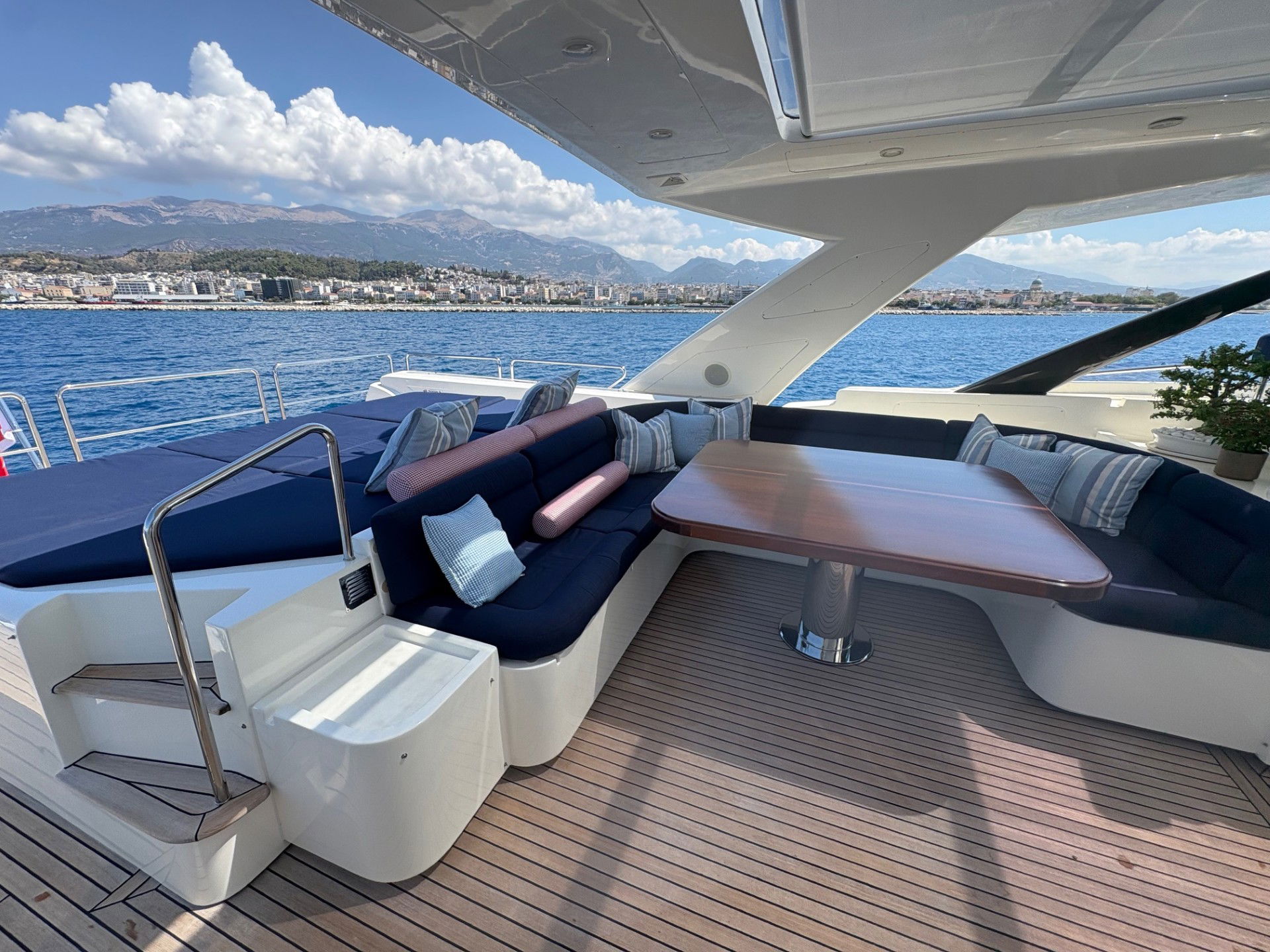 Ferretti Custom Line 97