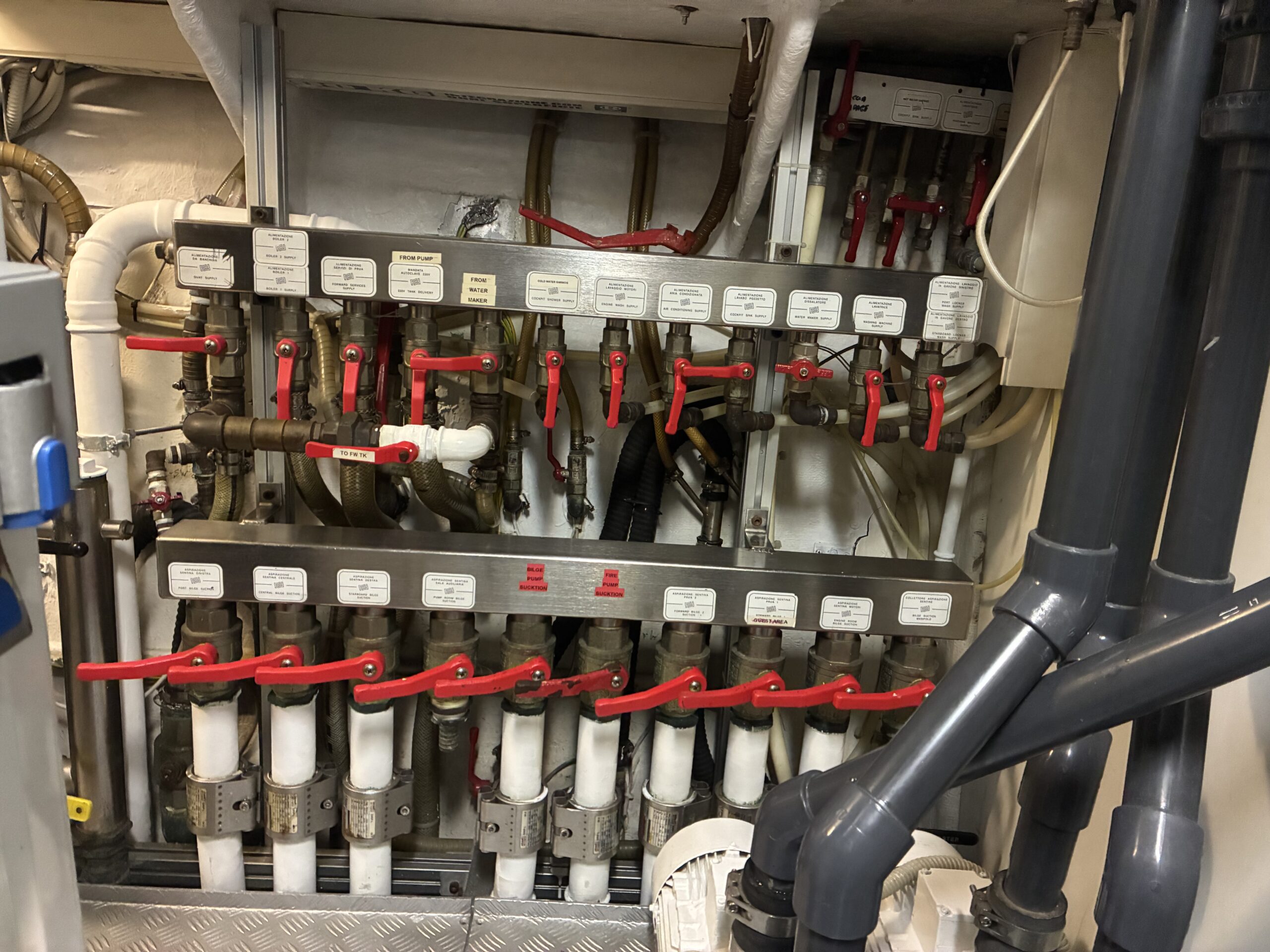 Ferretti Custom Line 97