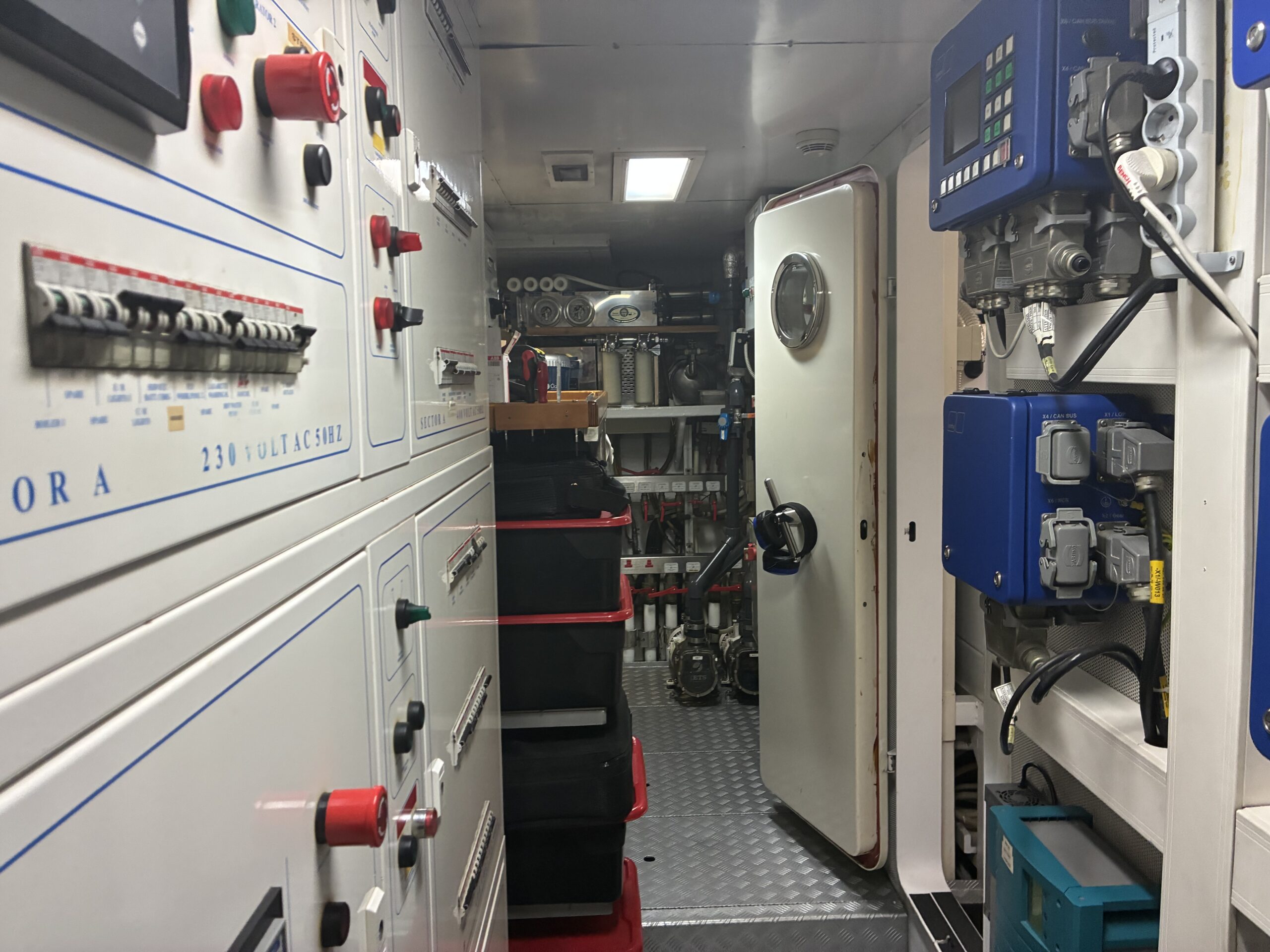 Ferretti Custom Line 97