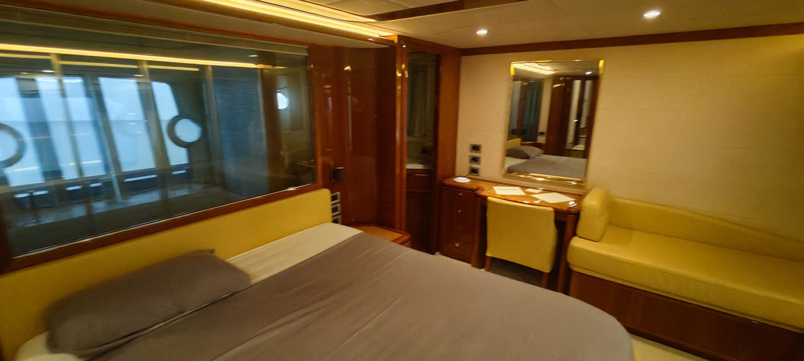 Ferretti 830