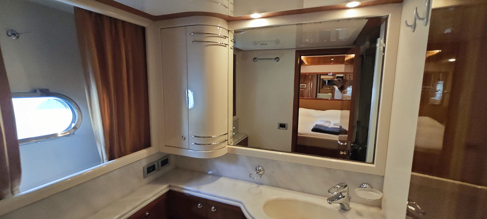 Ferretti 830