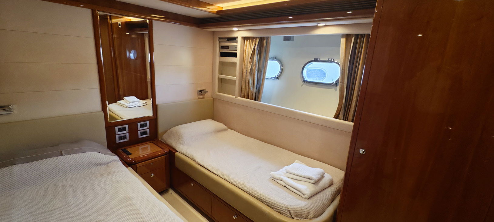 Ferretti 830