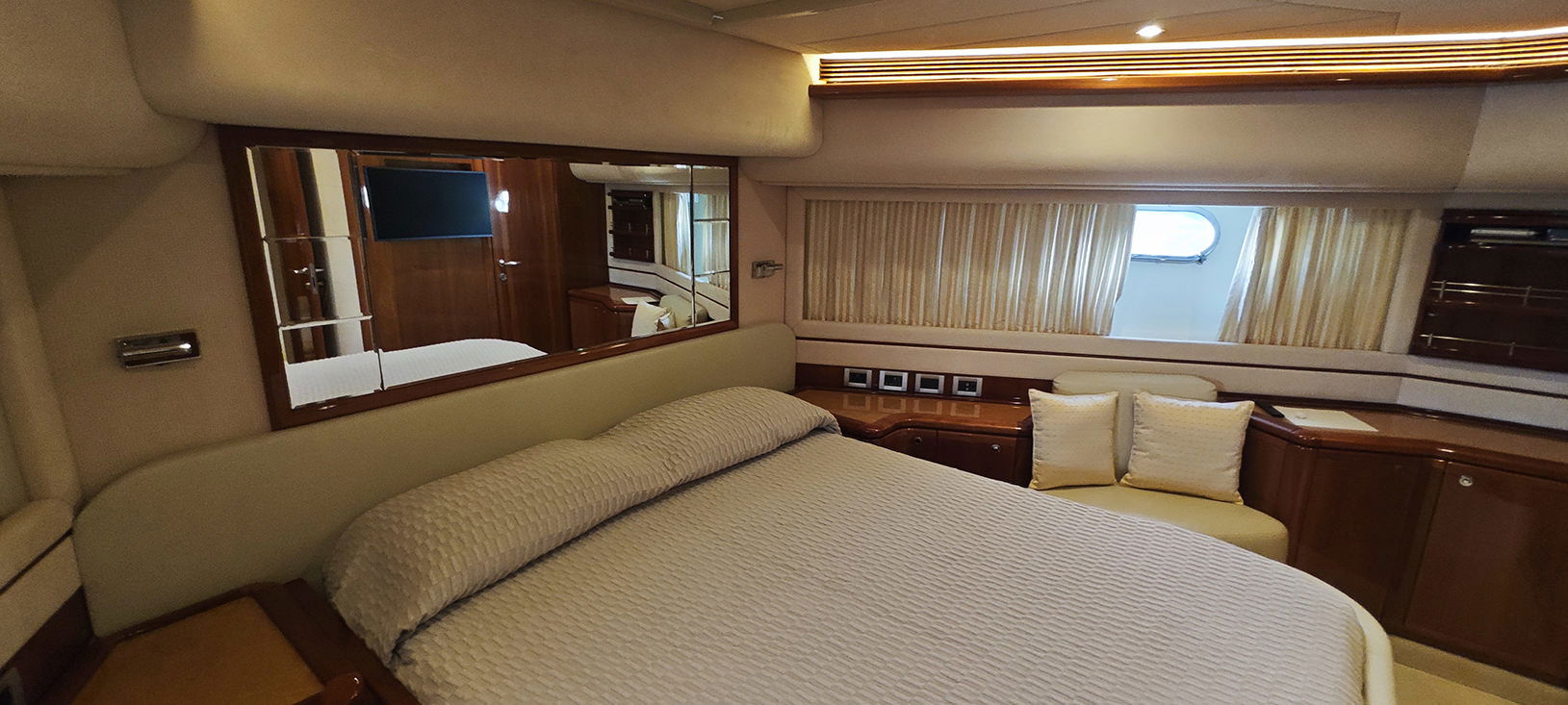 Ferretti 830