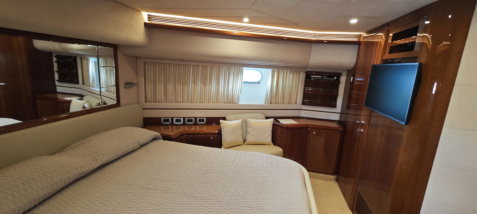 Ferretti 830