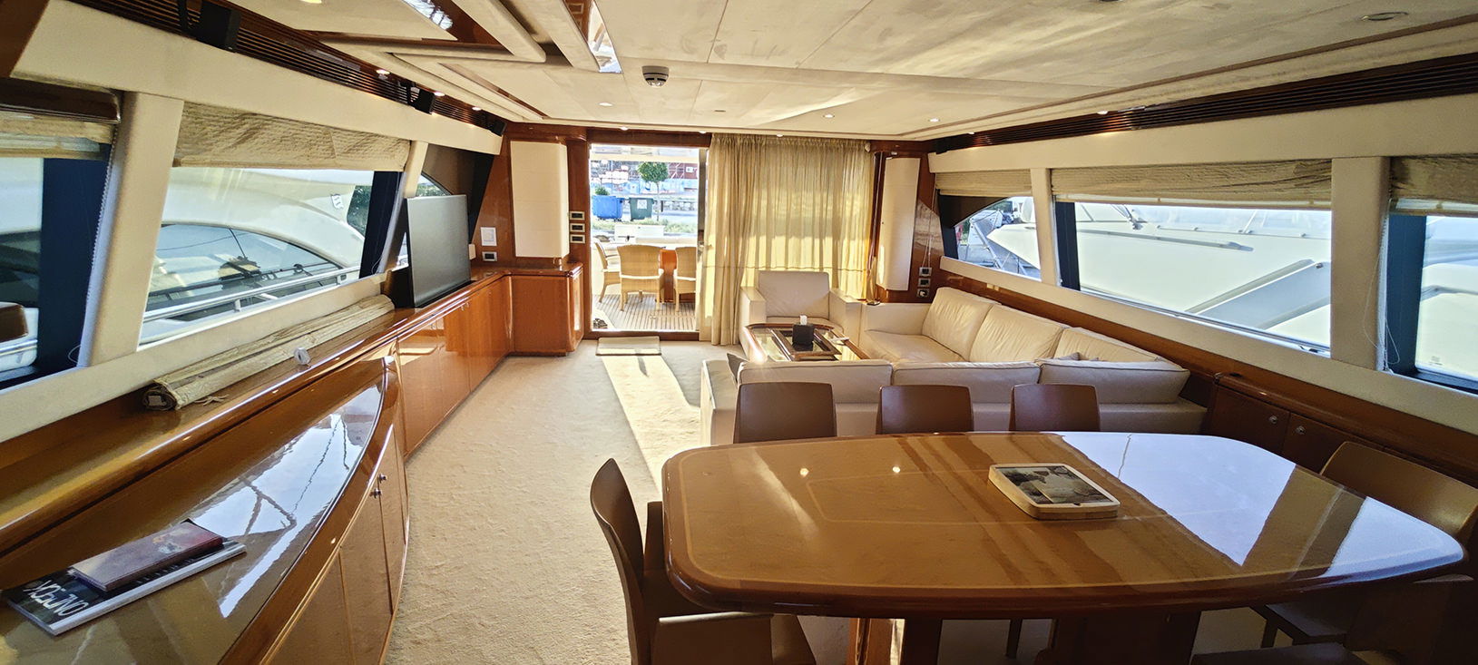 Ferretti 830
