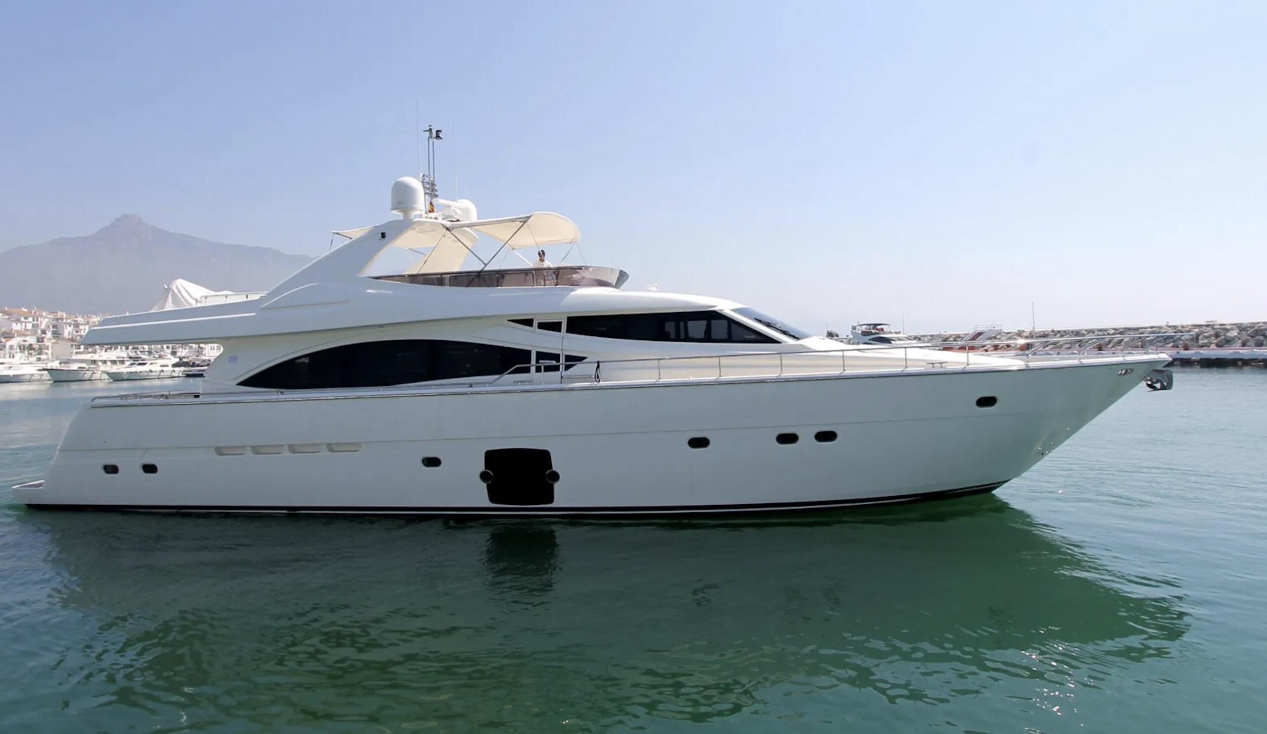 Ferretti 830
