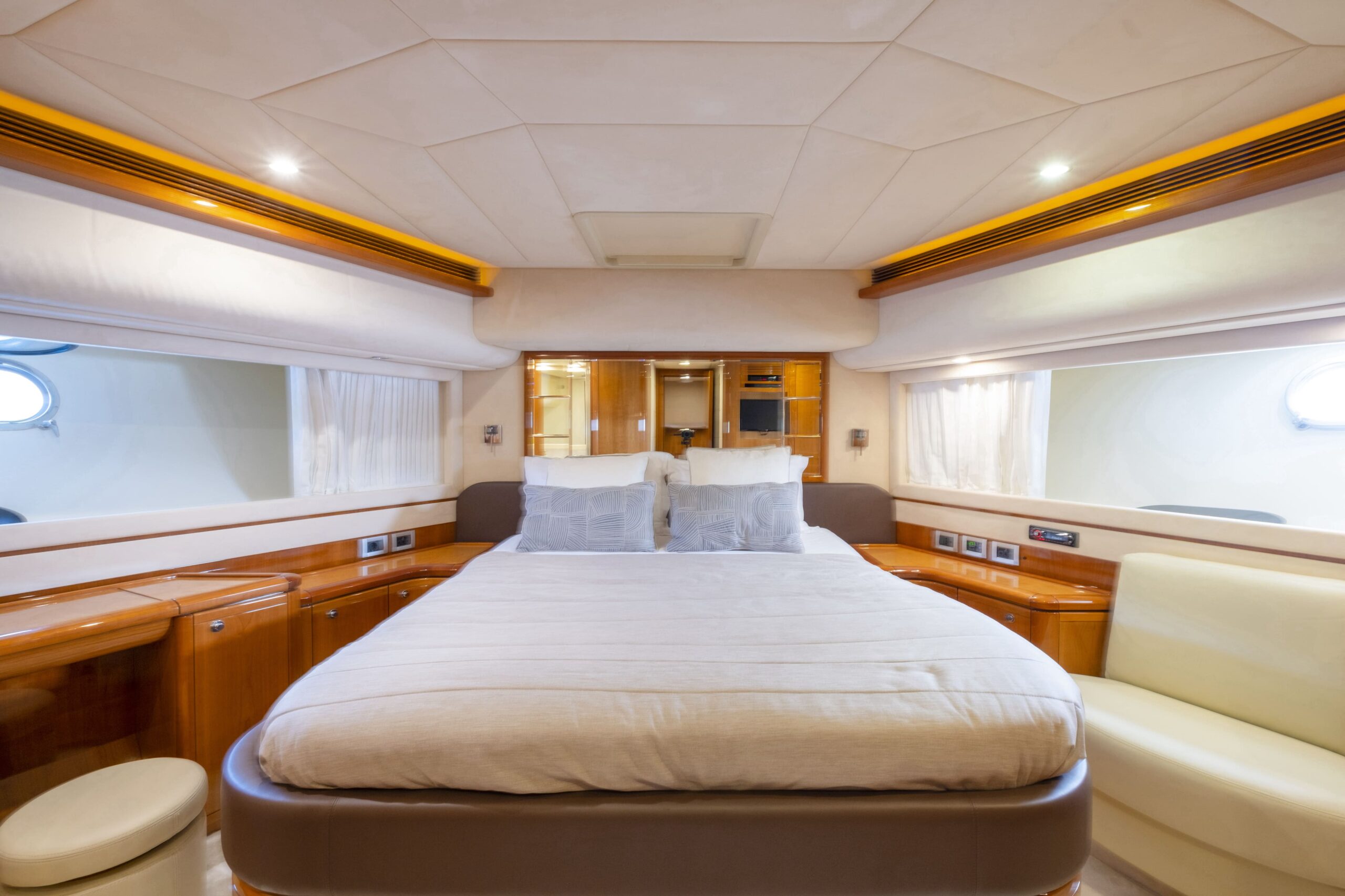 Ferretti 830