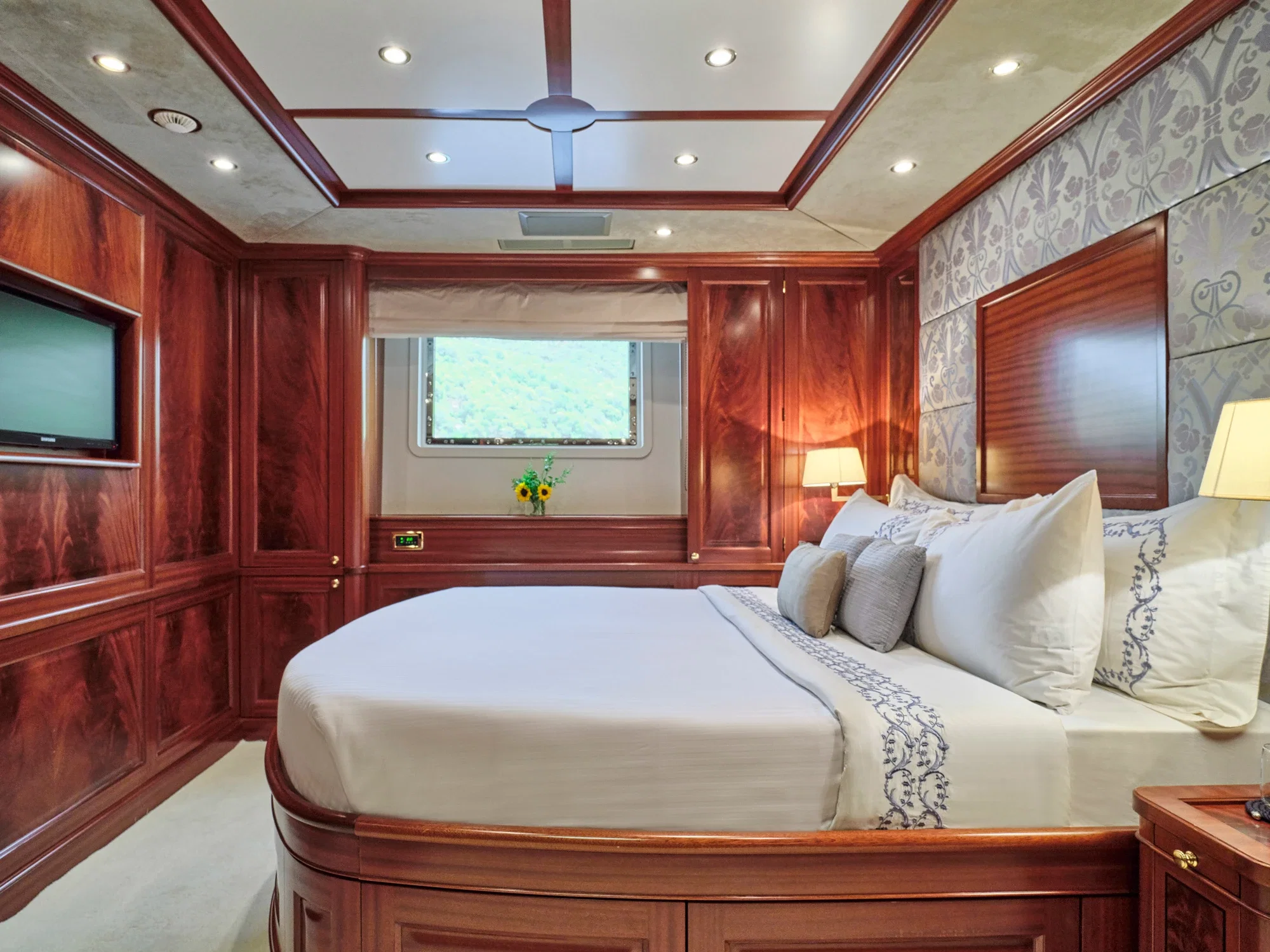 Benetti Classic 121