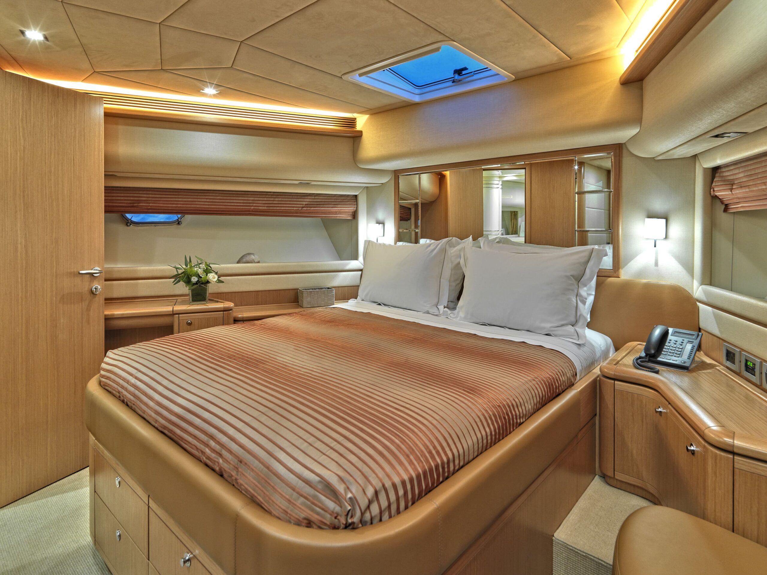 Ferretti 830