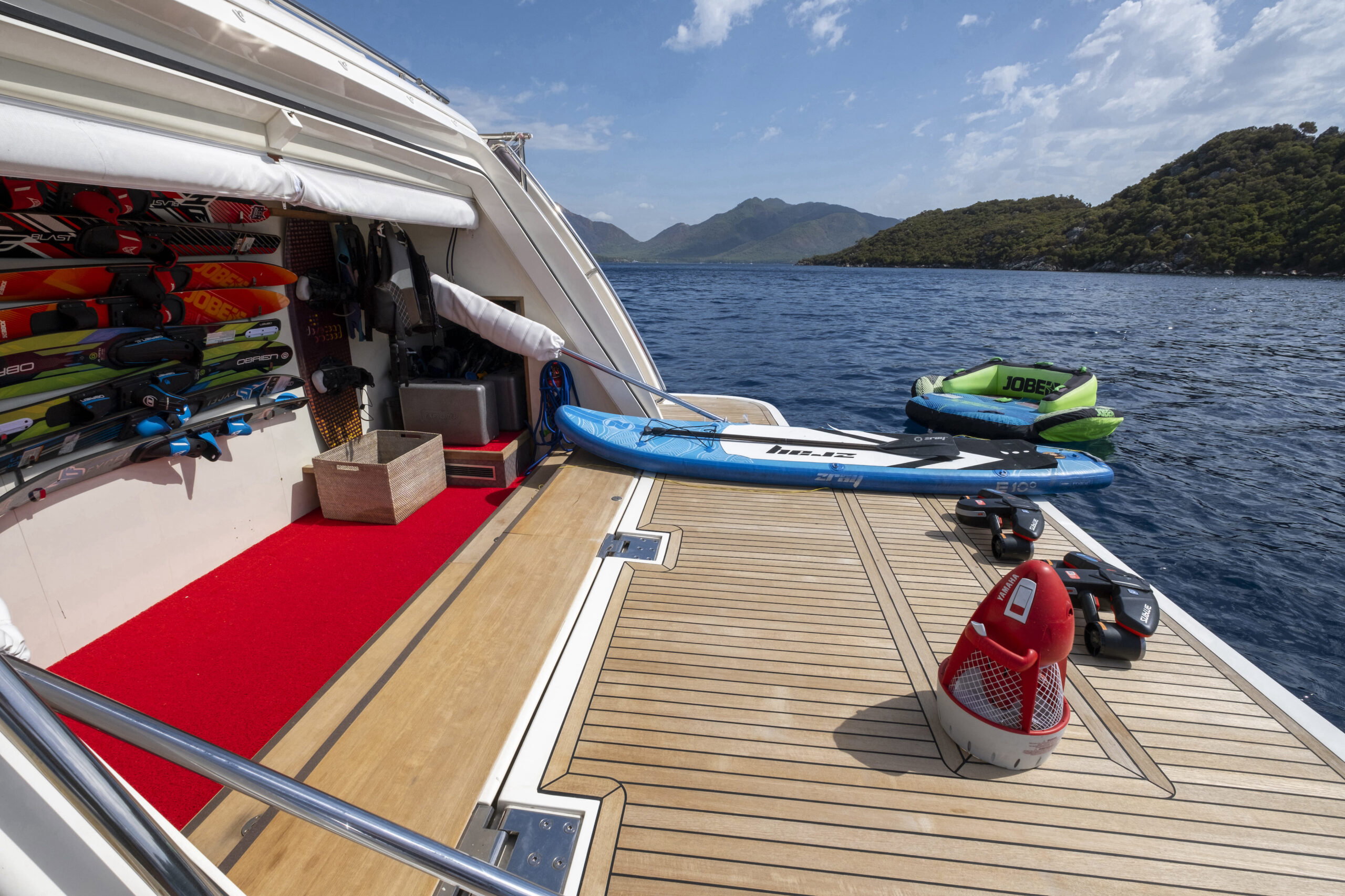 Ferretti 830