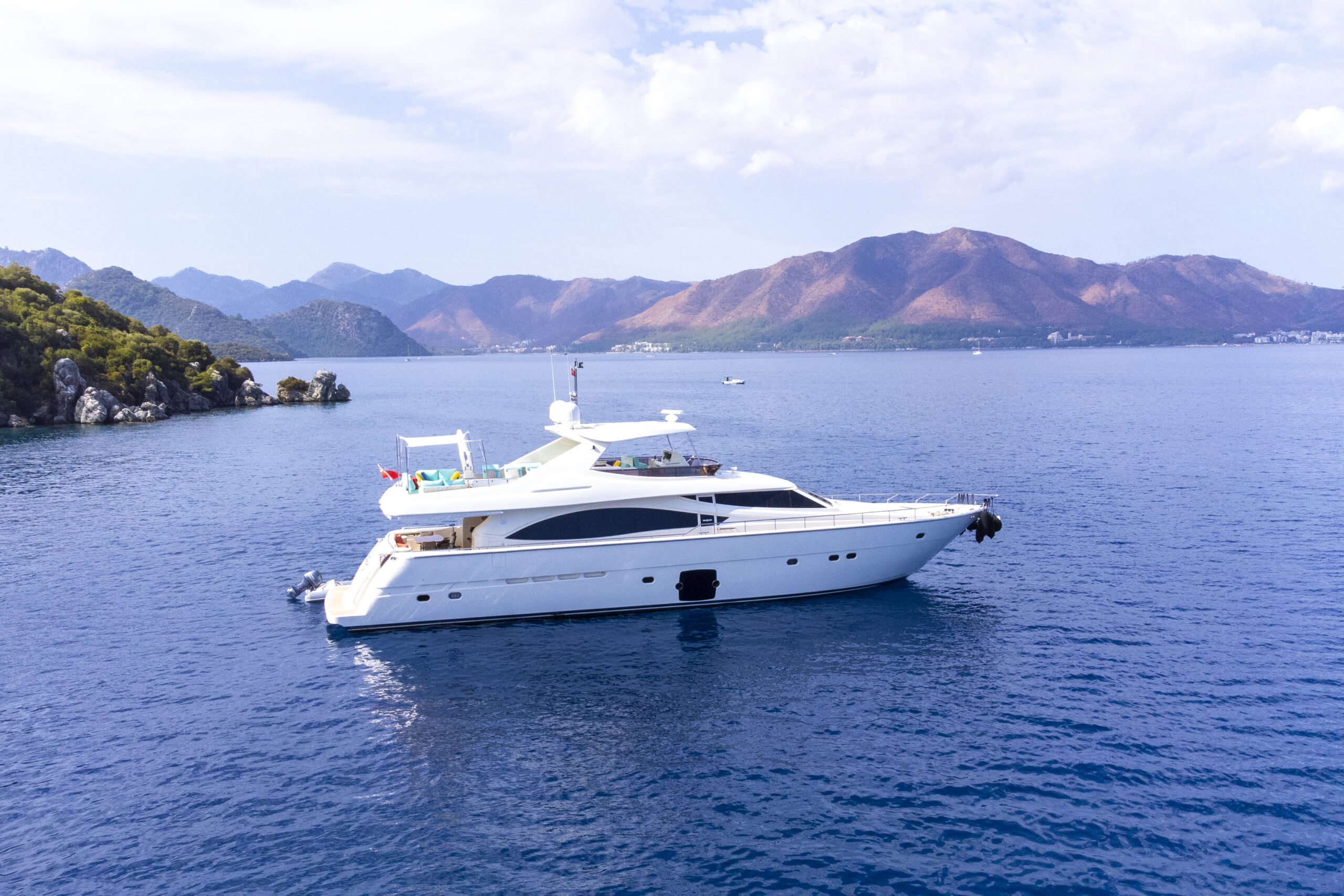 Ferretti 830