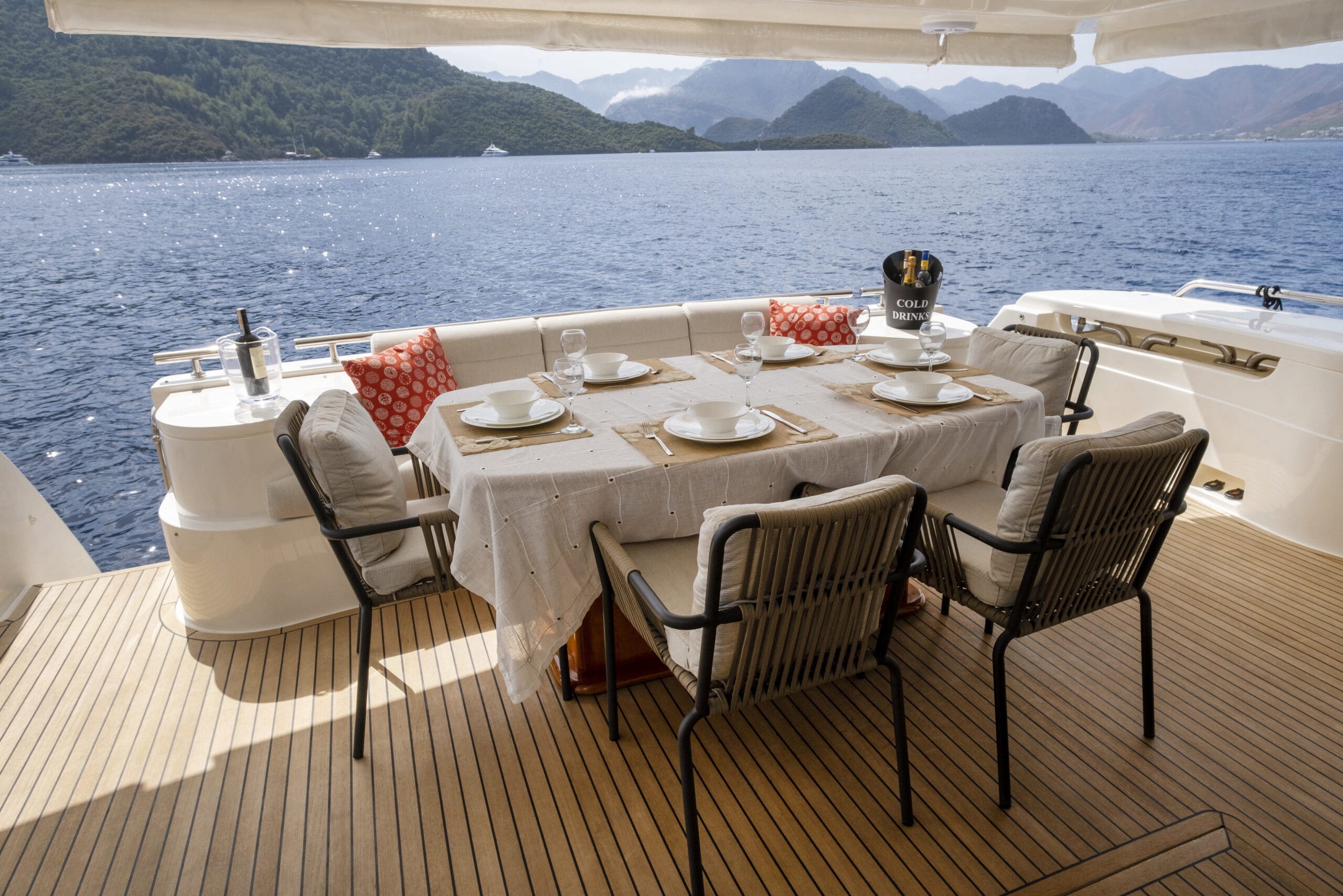Ferretti 830
