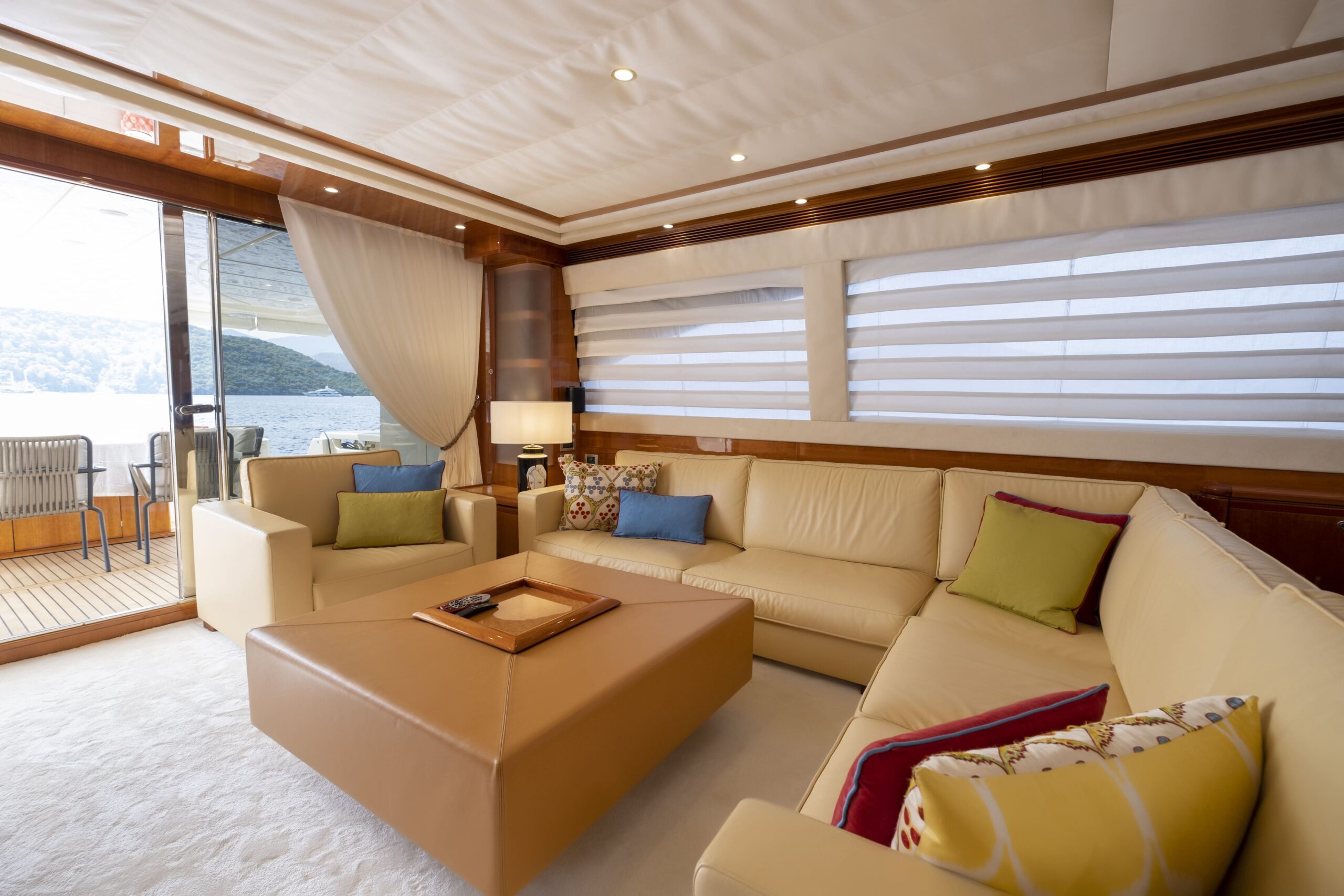 Ferretti 830