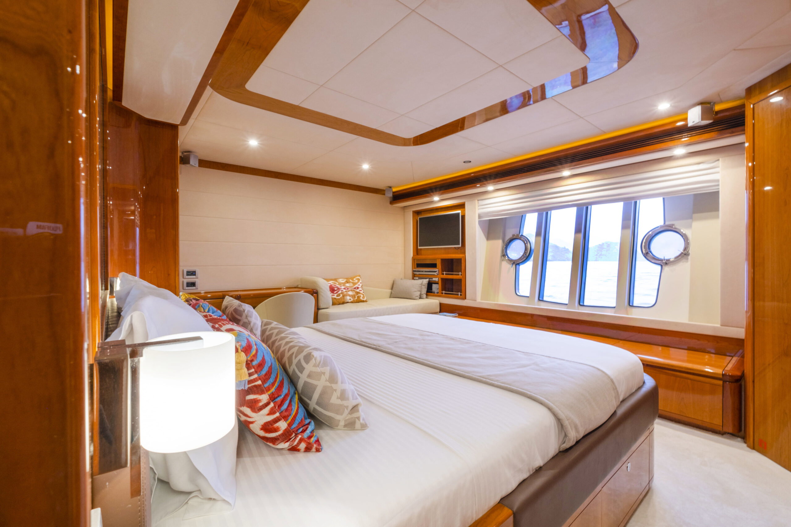 Ferretti 830