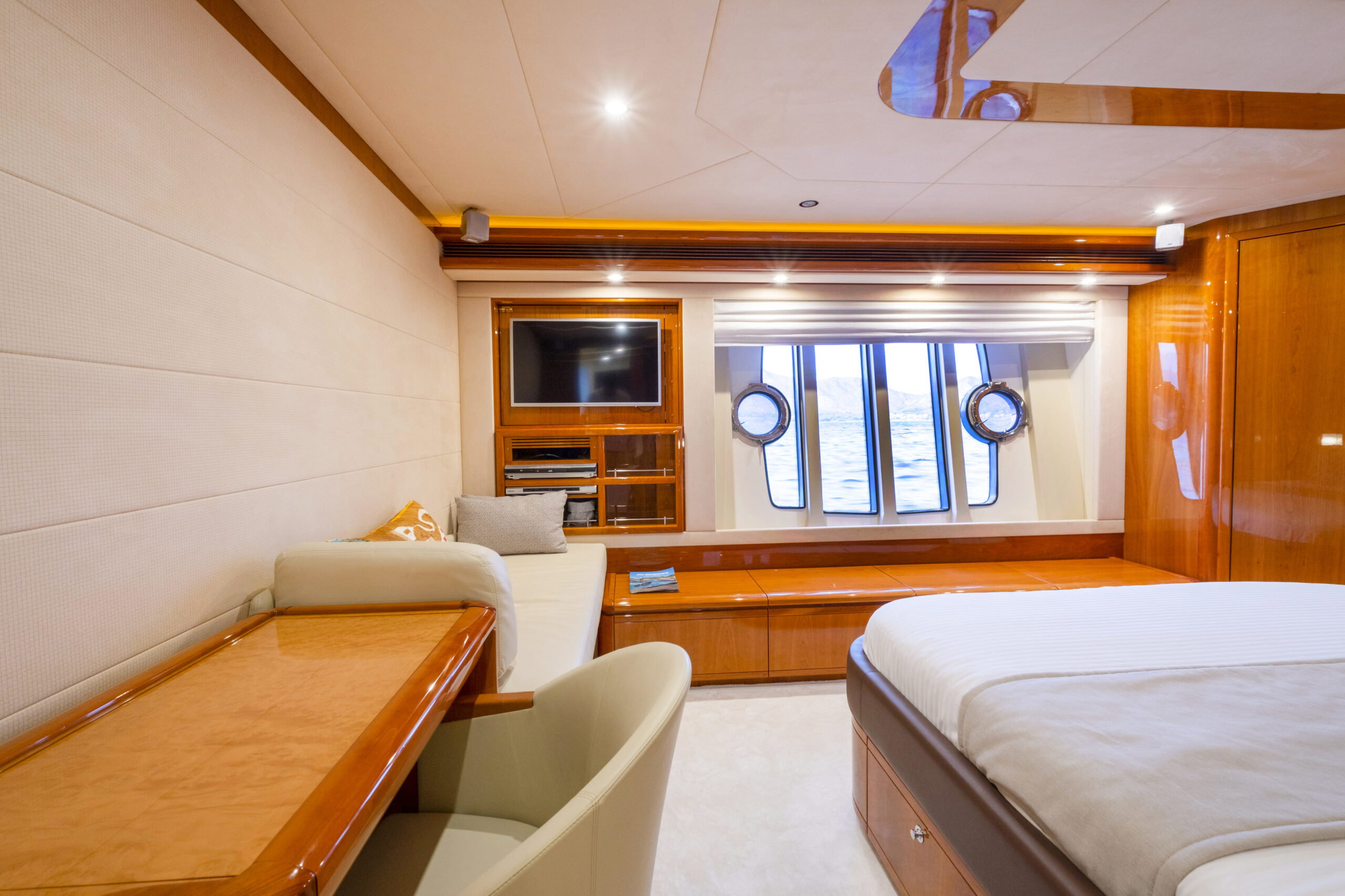 Ferretti 830