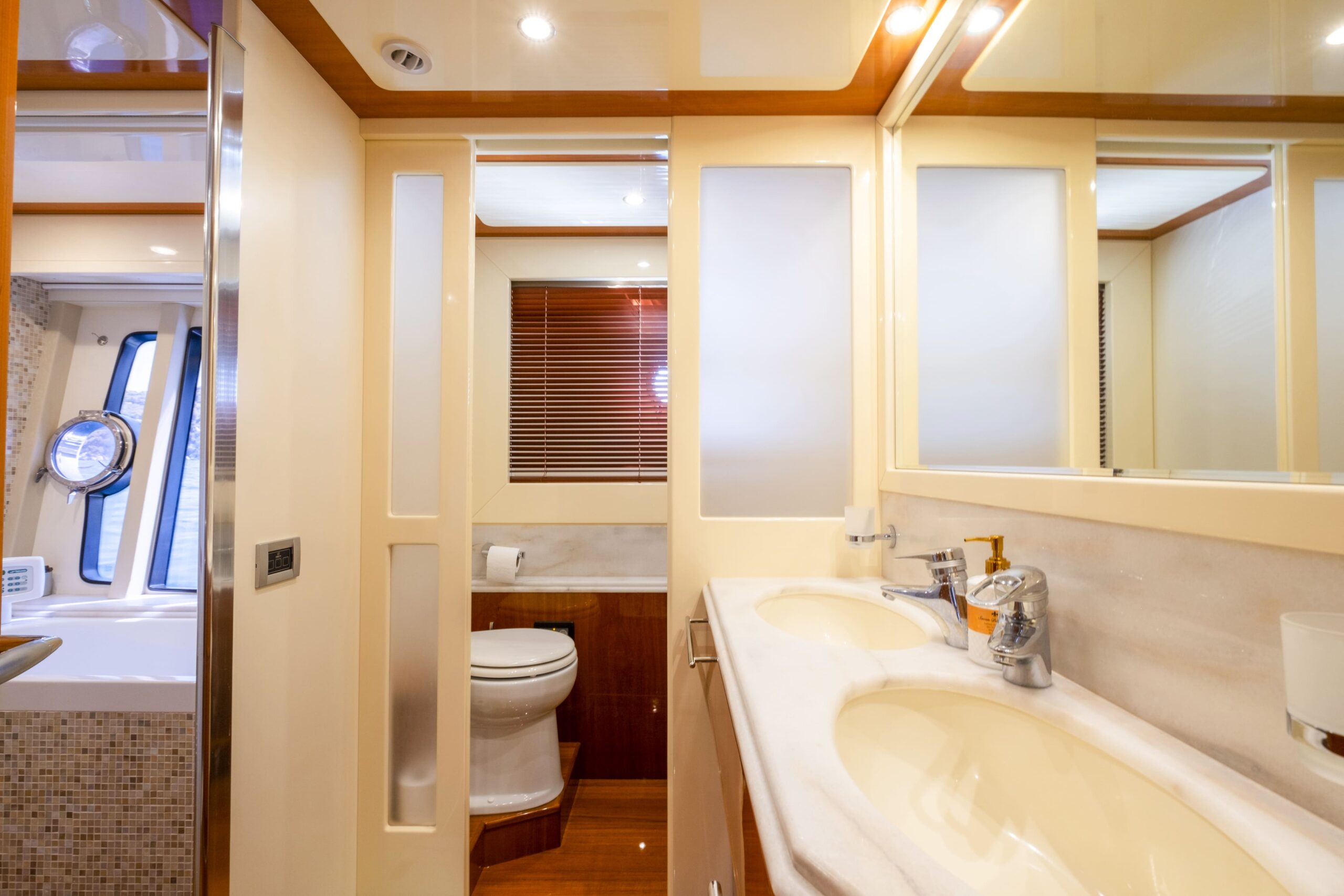 Ferretti 830