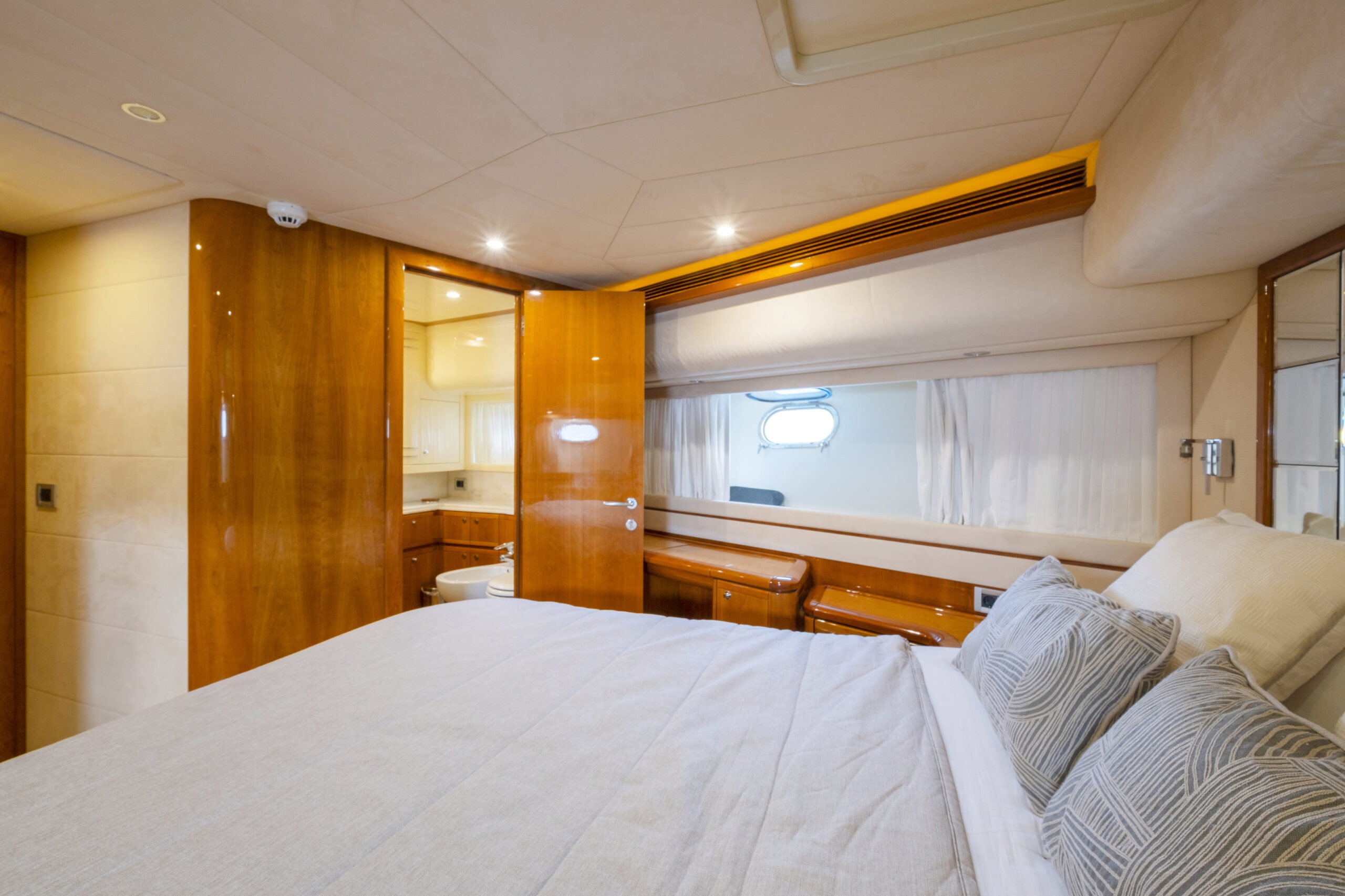 Ferretti 830