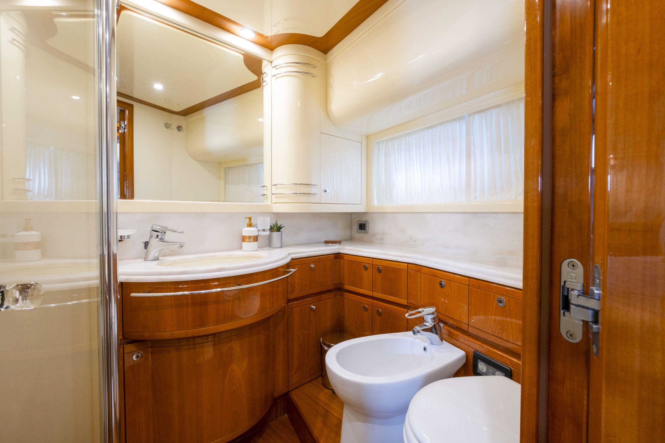 Ferretti 830