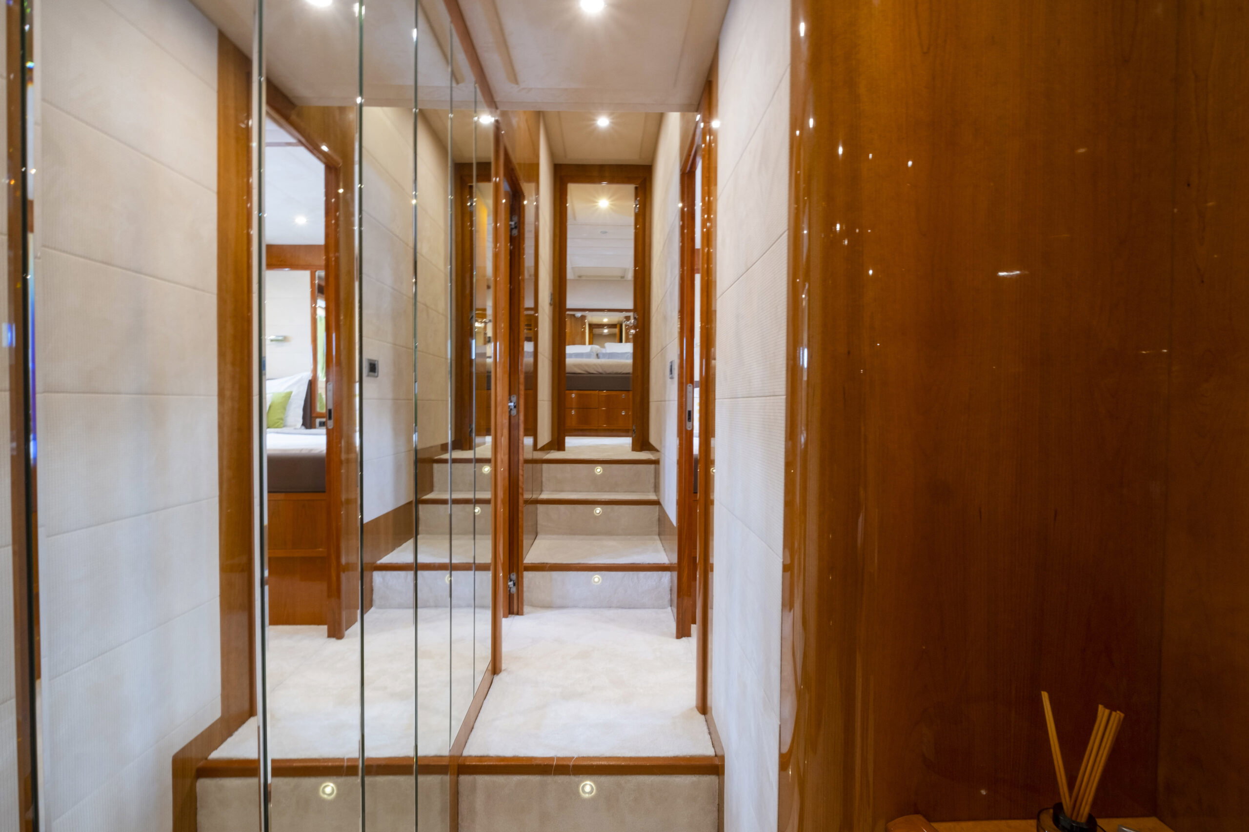 Ferretti 830